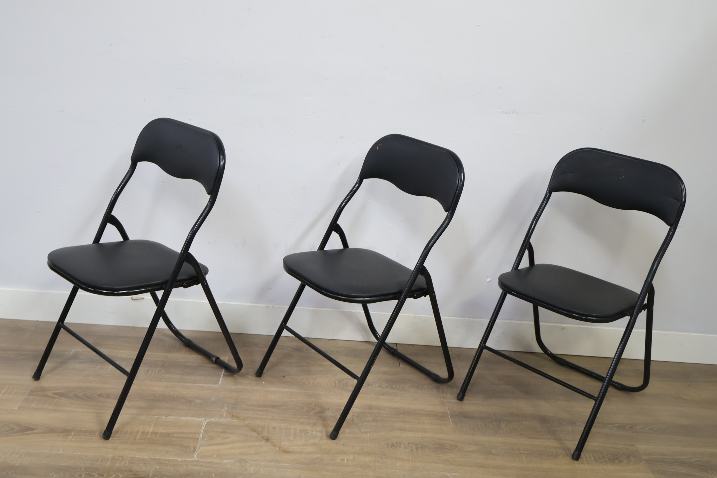 Set van 3 zwarte metalen klapstoelen – foto 10 – kavel bij GSD Auctions, Zoeterwoude