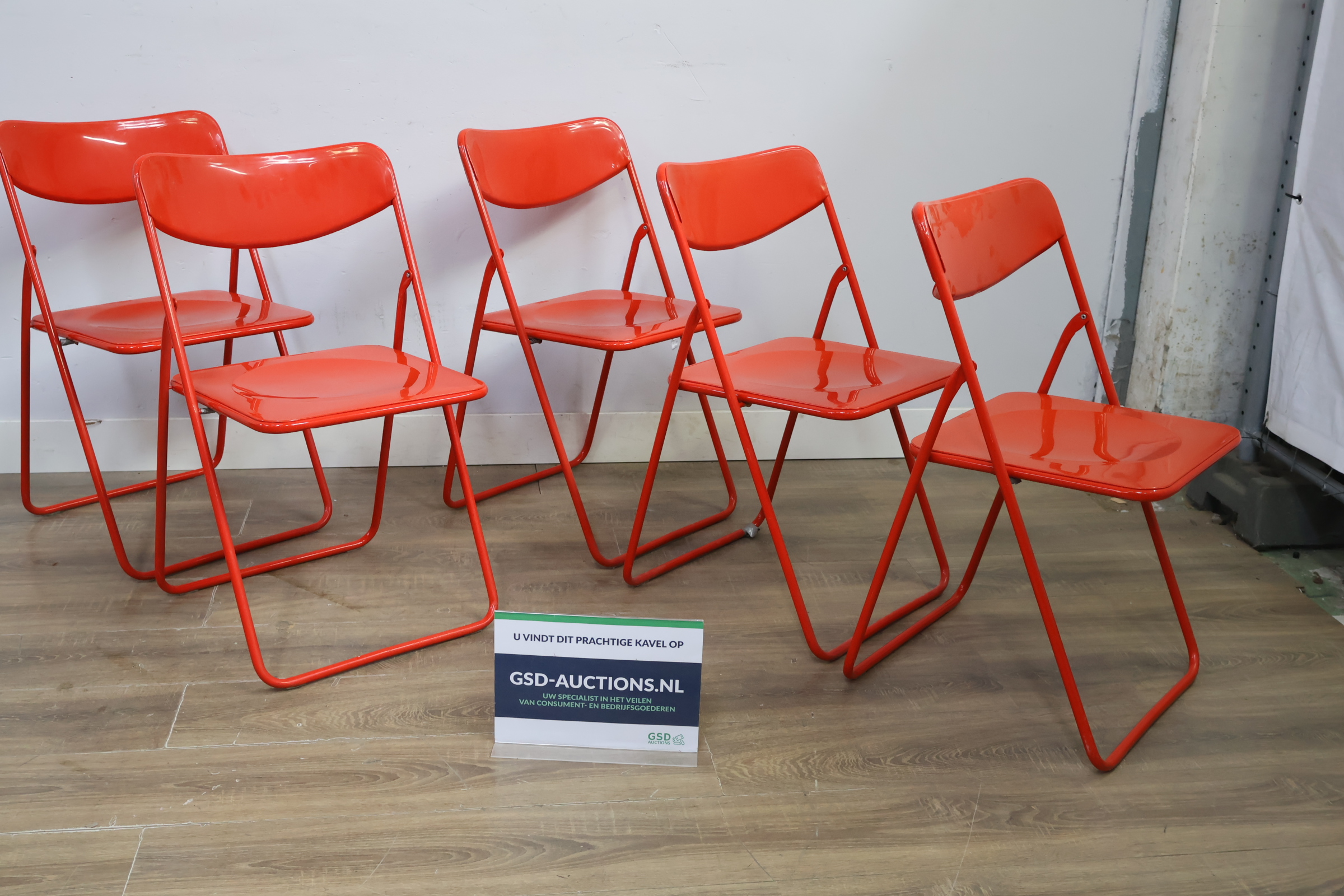 Set van 5 rode metalen klapstoelen – kavel bij GSD Auctions, Zoeterwoude