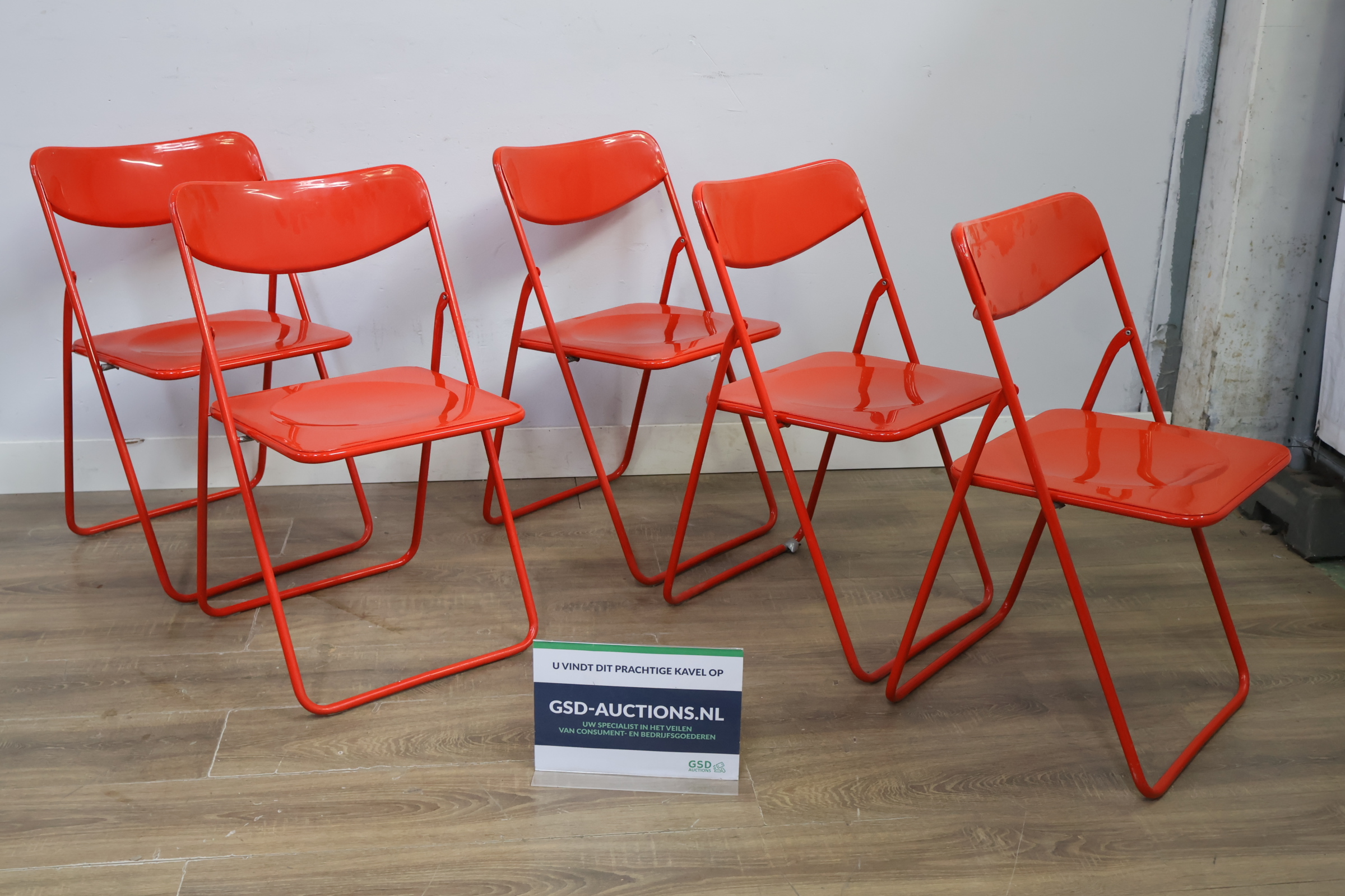 Set van 5 rode metalen klapstoelen – foto 2 – kavel bij GSD Auctions, Zoeterwoude