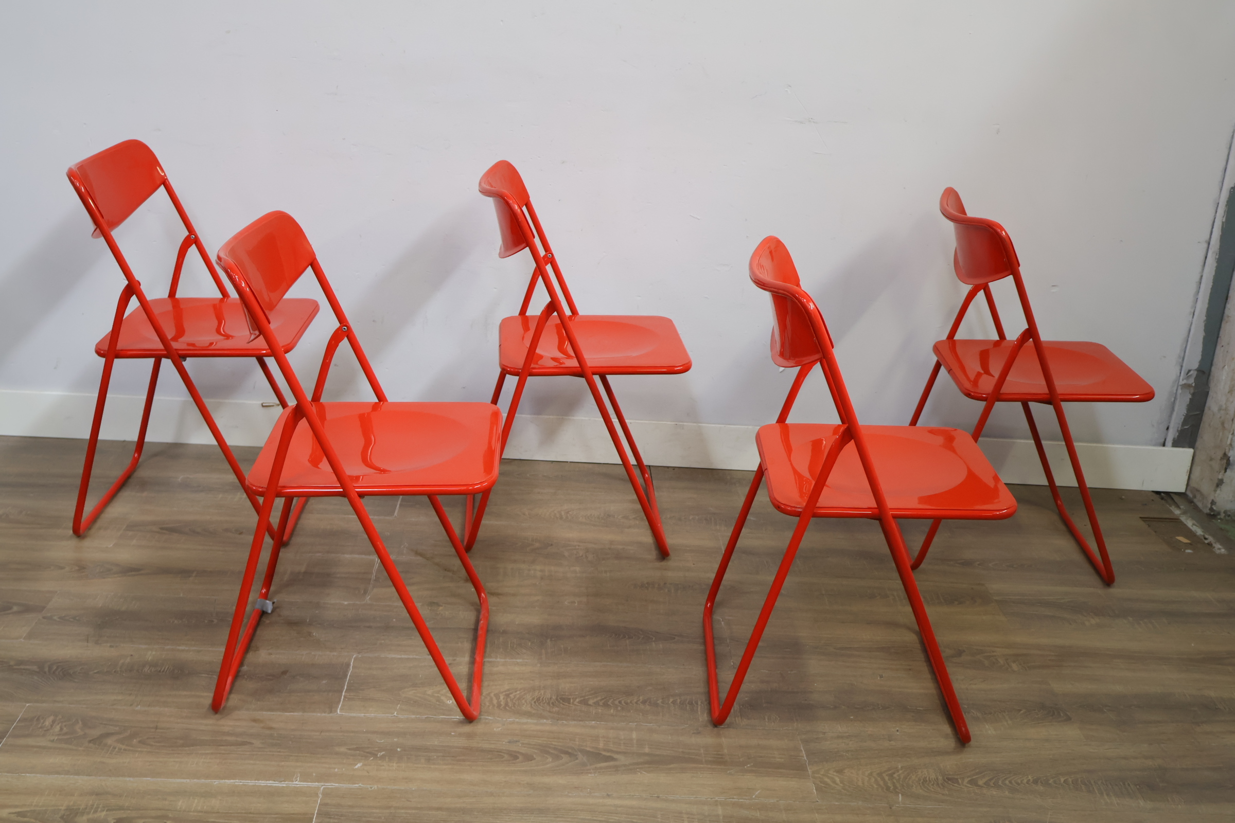 Set van 5 rode metalen klapstoelen – foto 3 – kavel bij GSD Auctions, Zoeterwoude