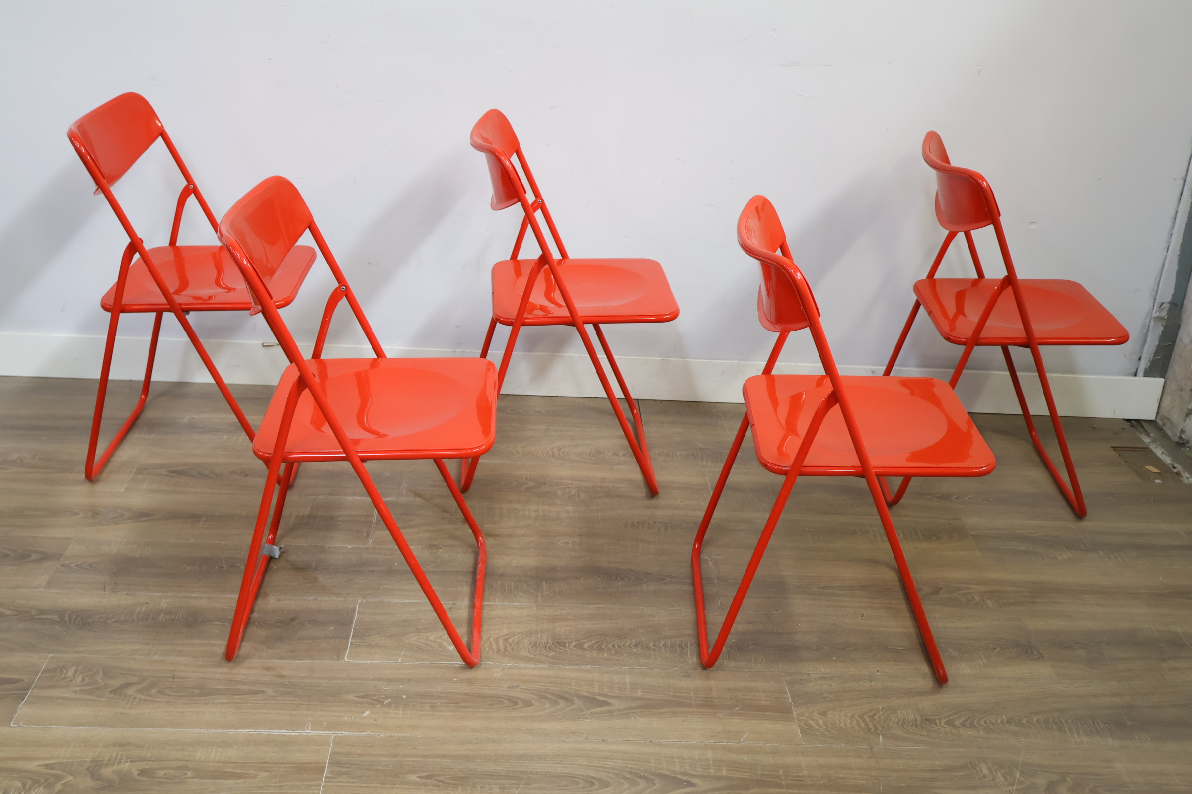 Set van 5 rode metalen klapstoelen – foto 4 – kavel bij GSD Auctions, Zoeterwoude
