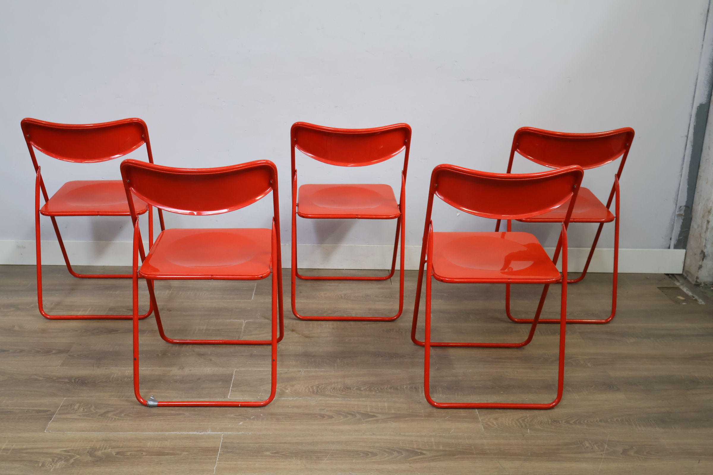 Set van 5 rode metalen klapstoelen – foto 5 – kavel bij GSD Auctions, Zoeterwoude