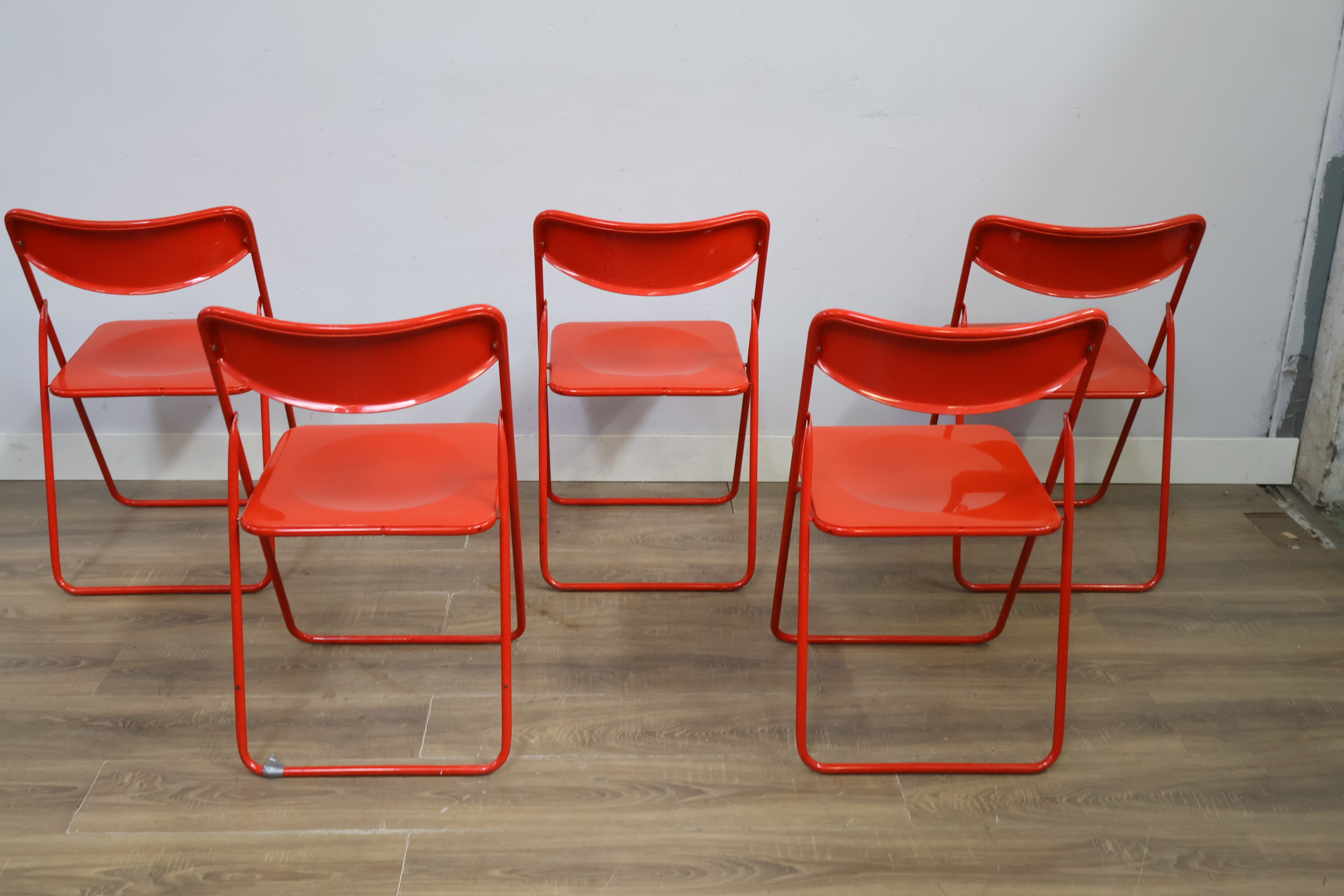 Set van 5 rode metalen klapstoelen – foto 6 – kavel bij GSD Auctions, Zoeterwoude