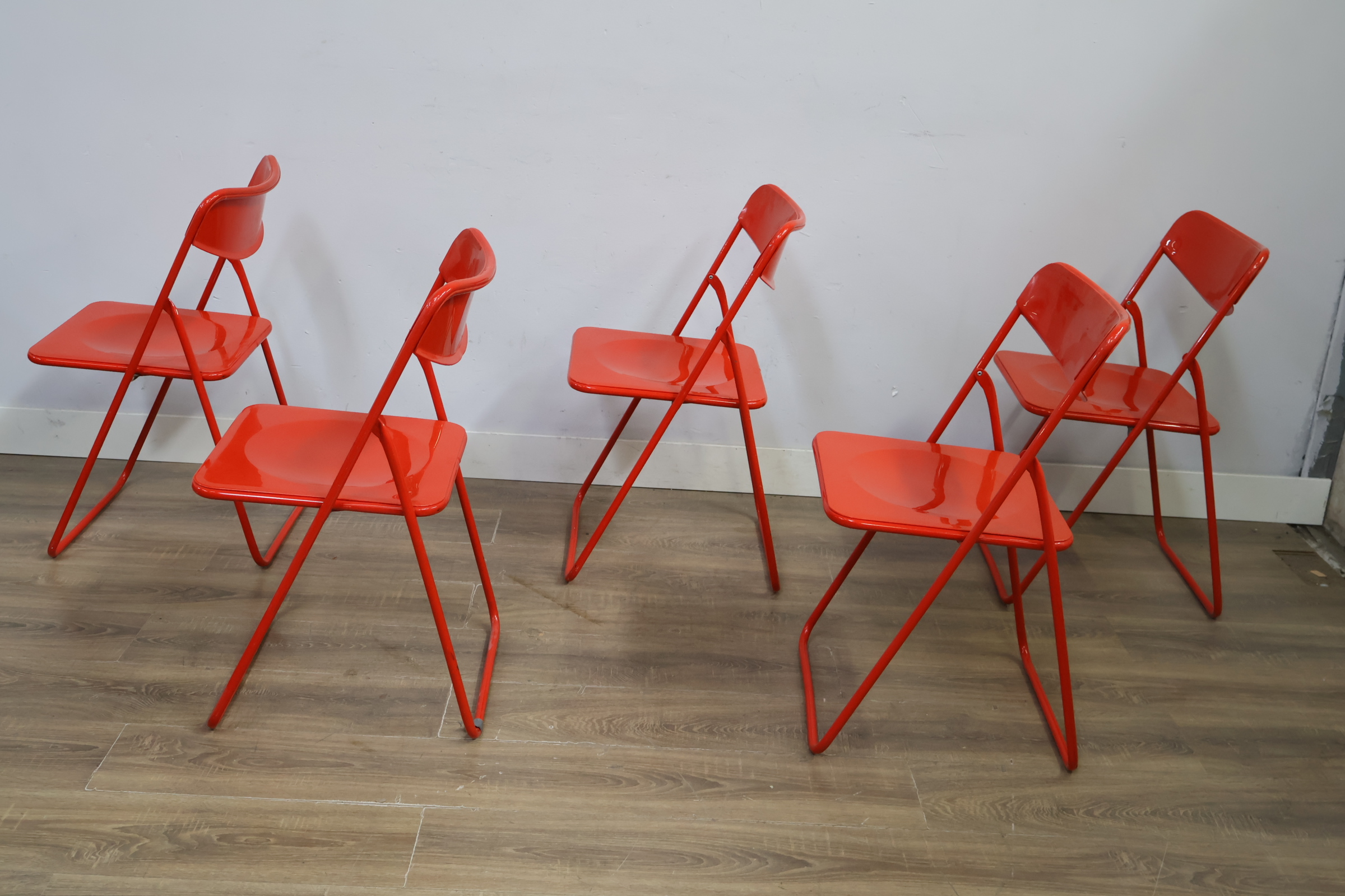 Set van 5 rode metalen klapstoelen – foto 7 – kavel bij GSD Auctions, Zoeterwoude
