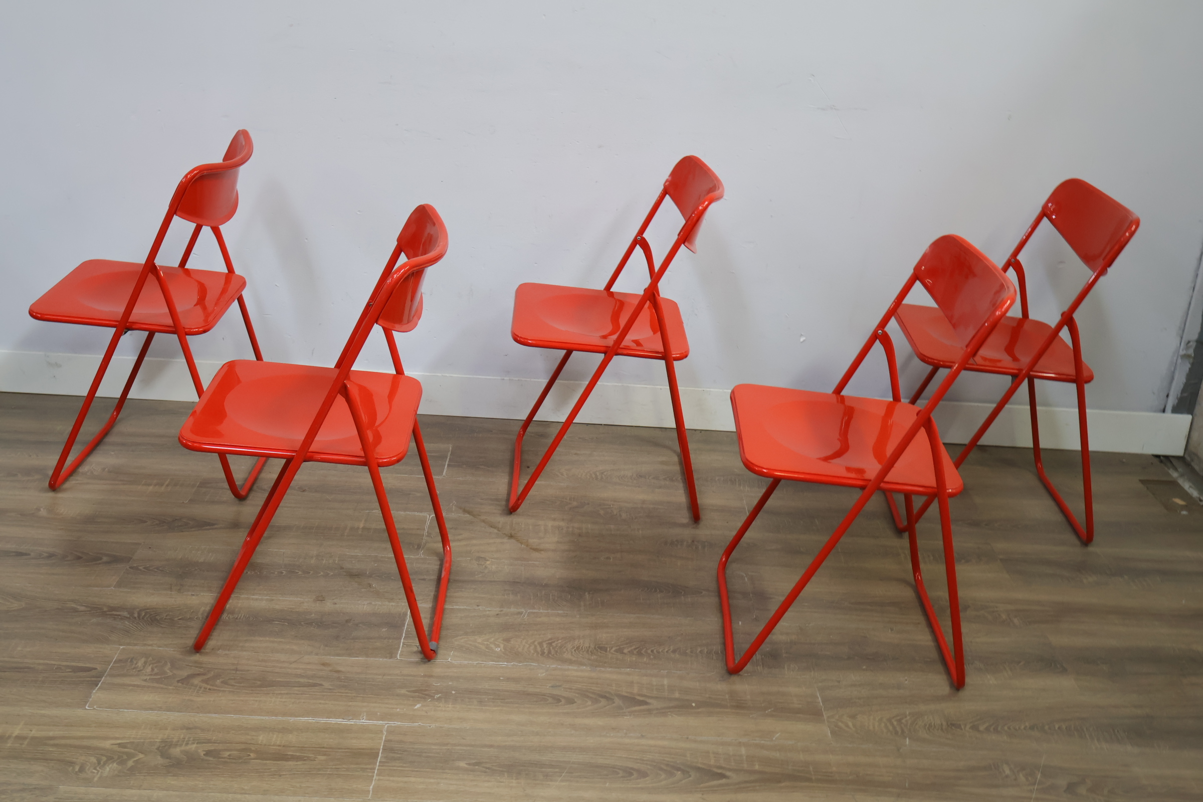 Set van 5 rode metalen klapstoelen – foto 8 – kavel bij GSD Auctions, Zoeterwoude