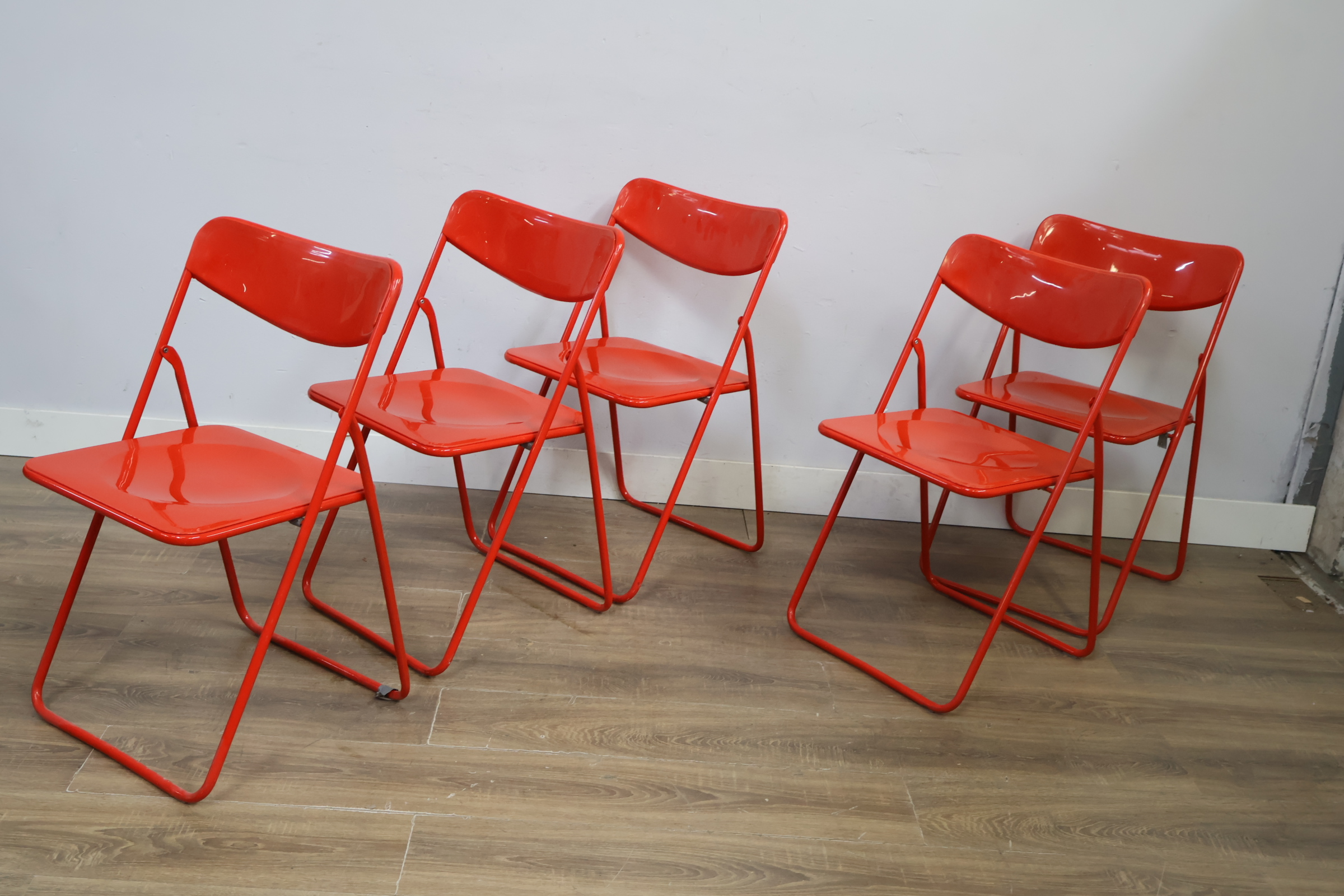 Set van 5 rode metalen klapstoelen – foto 9 – kavel bij GSD Auctions, Zoeterwoude