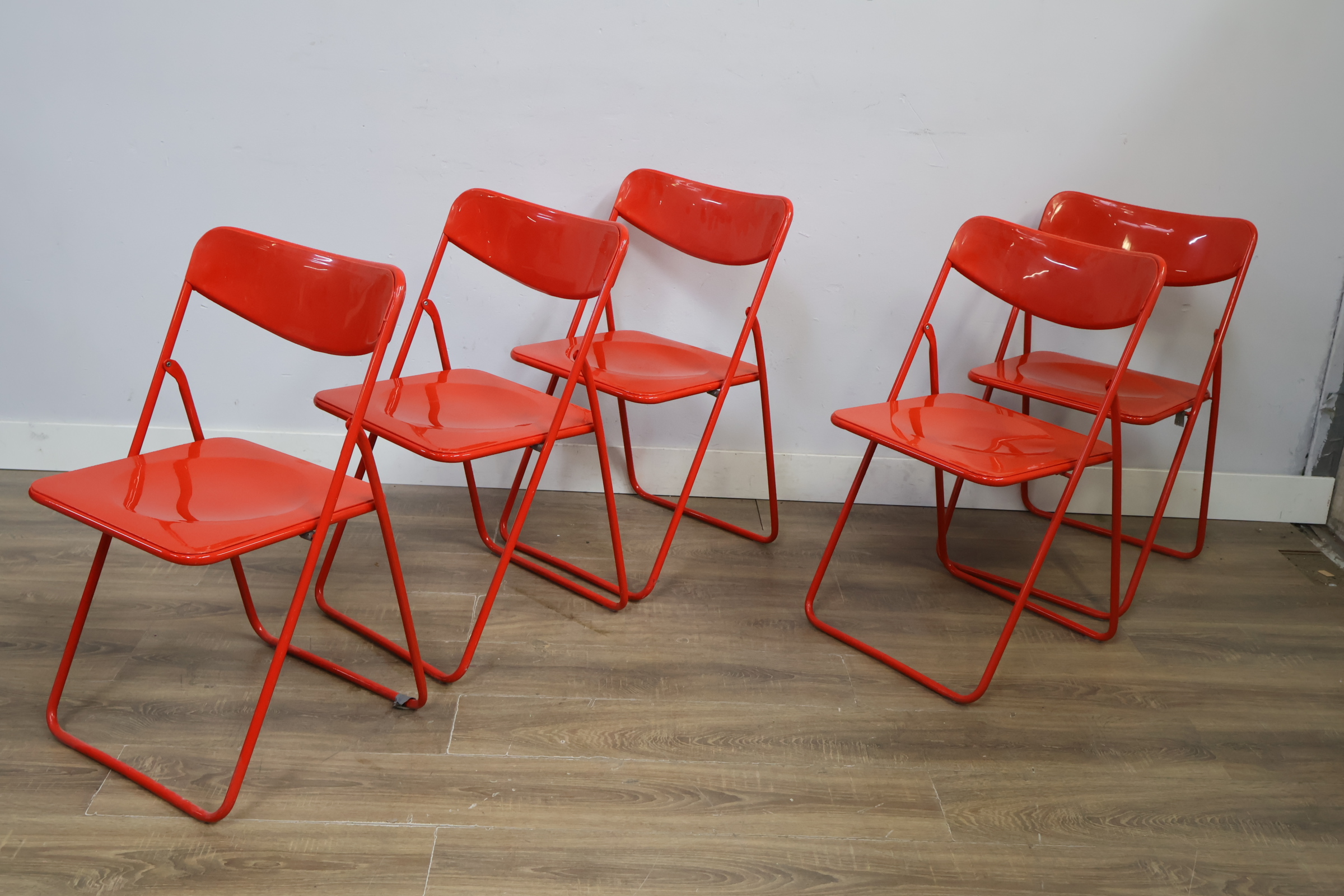 Set van 5 rode metalen klapstoelen – foto 10 – kavel bij GSD Auctions, Zoeterwoude