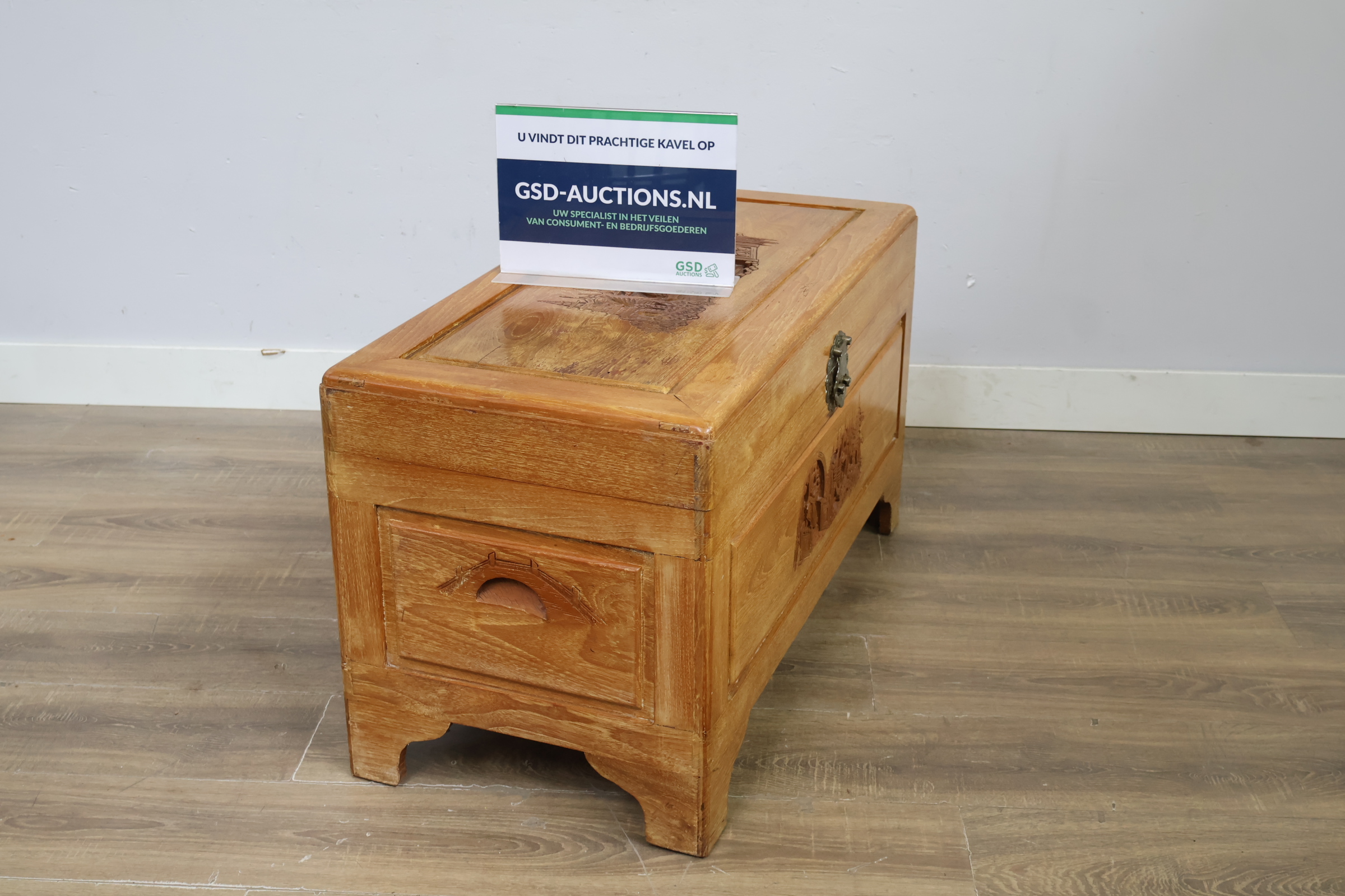 Houten kist met houtsnijwerk en metalen sluiting – kavel bij GSD Auctions, Zoeterwoude