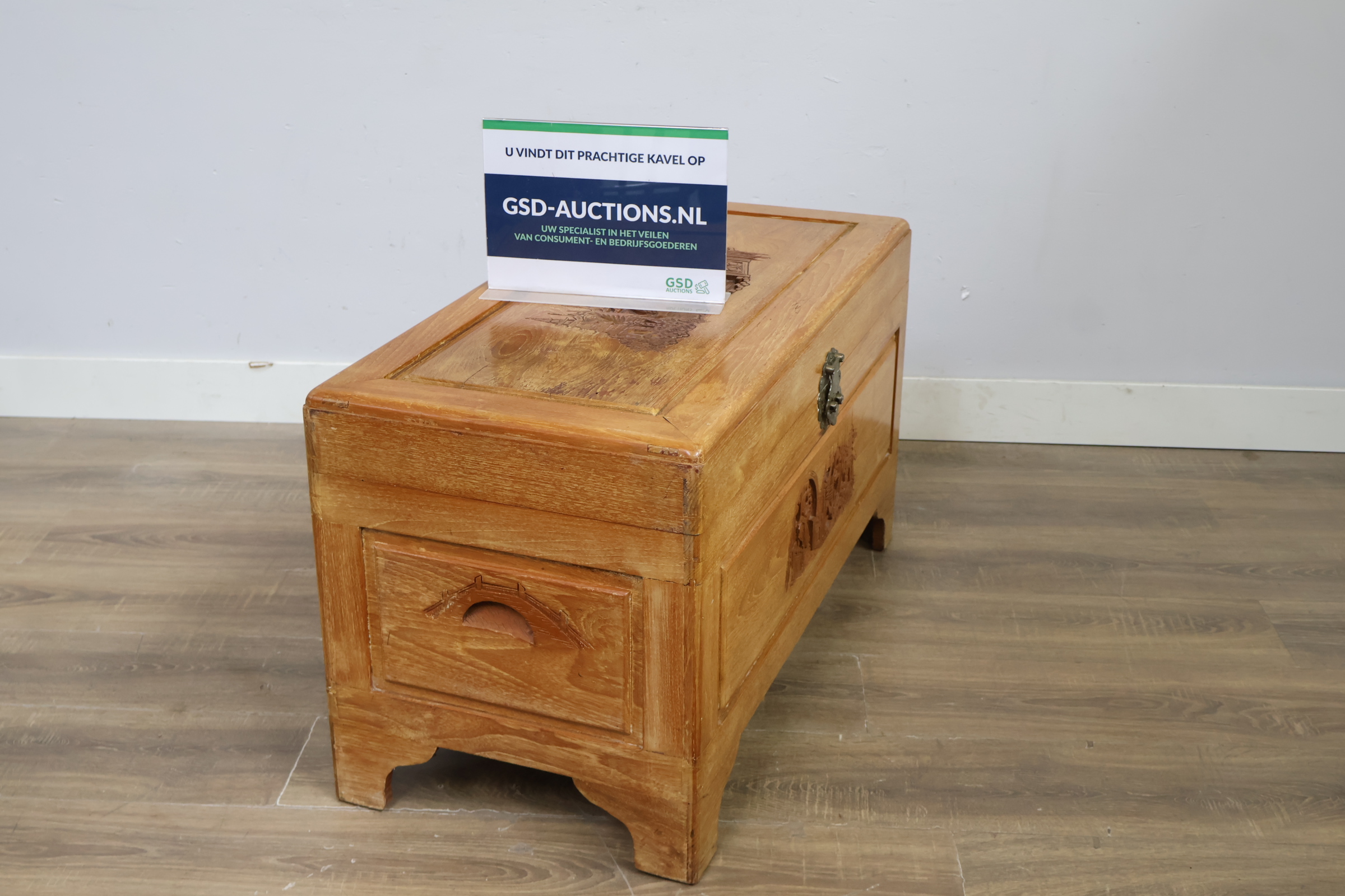 Houten kist met houtsnijwerk en metalen sluiting – foto 2 – kavel bij GSD Auctions, Zoeterwoude