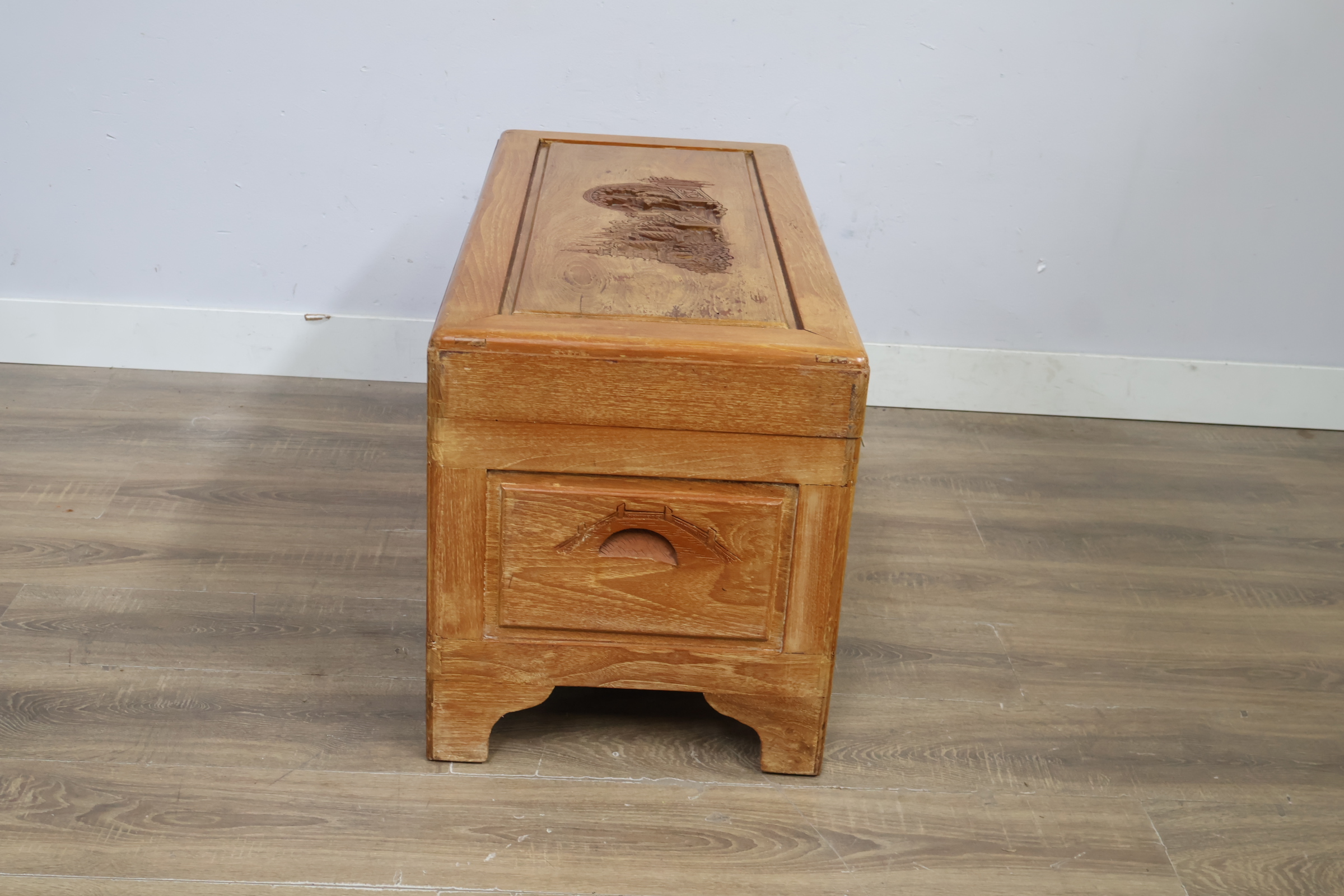 Houten kist met houtsnijwerk en metalen sluiting – foto 3 – kavel bij GSD Auctions, Zoeterwoude