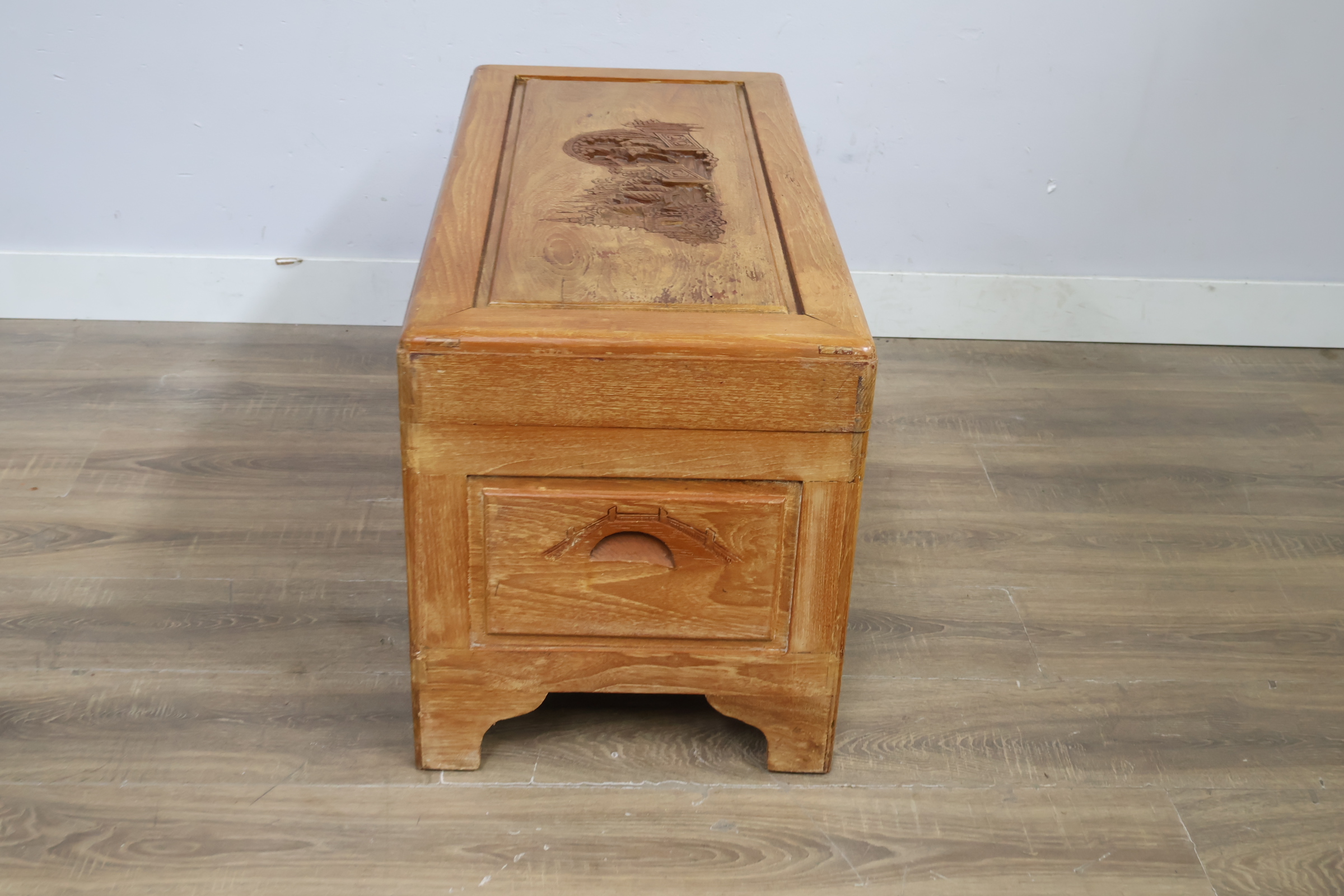 Houten kist met houtsnijwerk en metalen sluiting – foto 4 – kavel bij GSD Auctions, Zoeterwoude