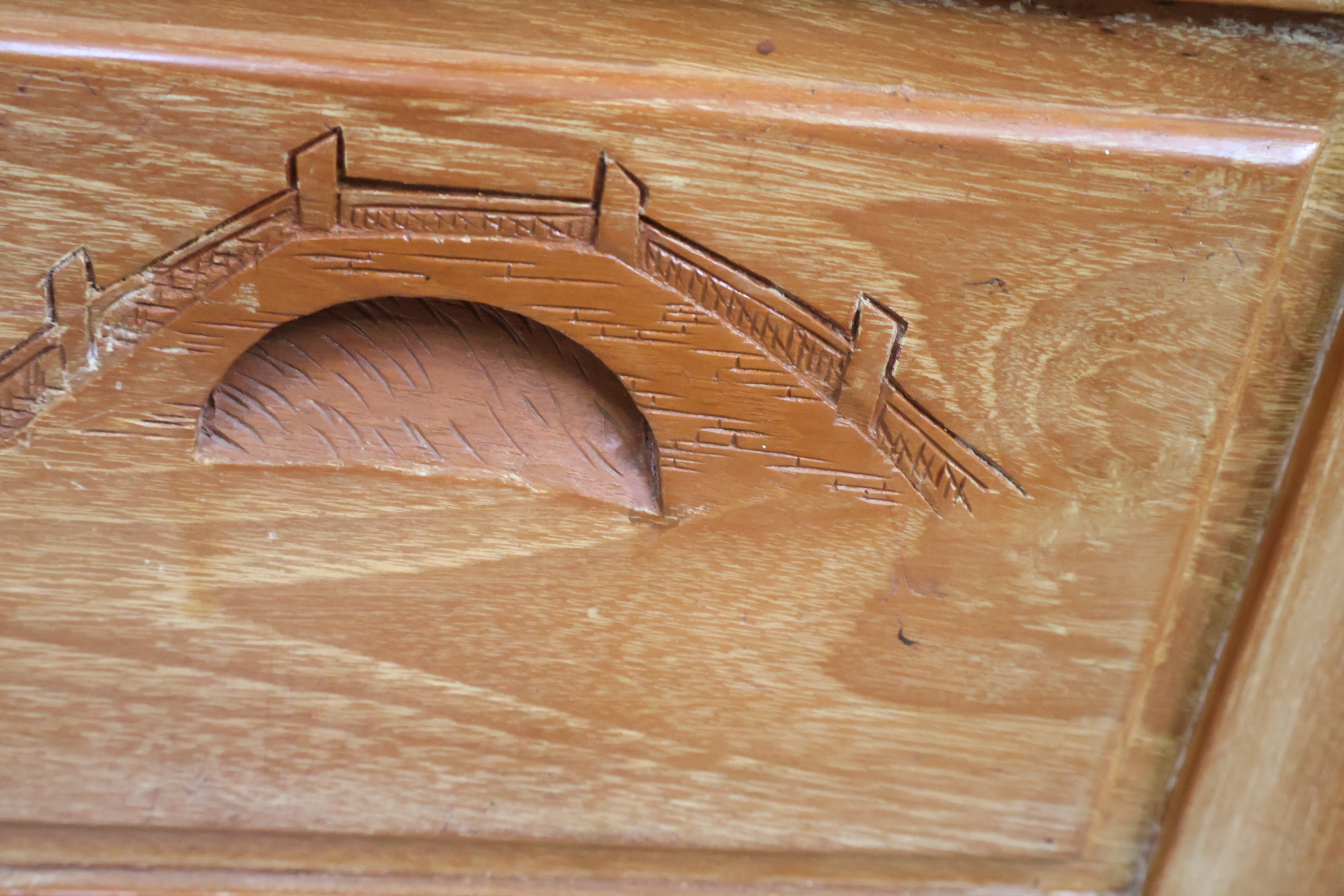 Houten kist met houtsnijwerk en metalen sluiting – foto 5 – kavel bij GSD Auctions, Zoeterwoude