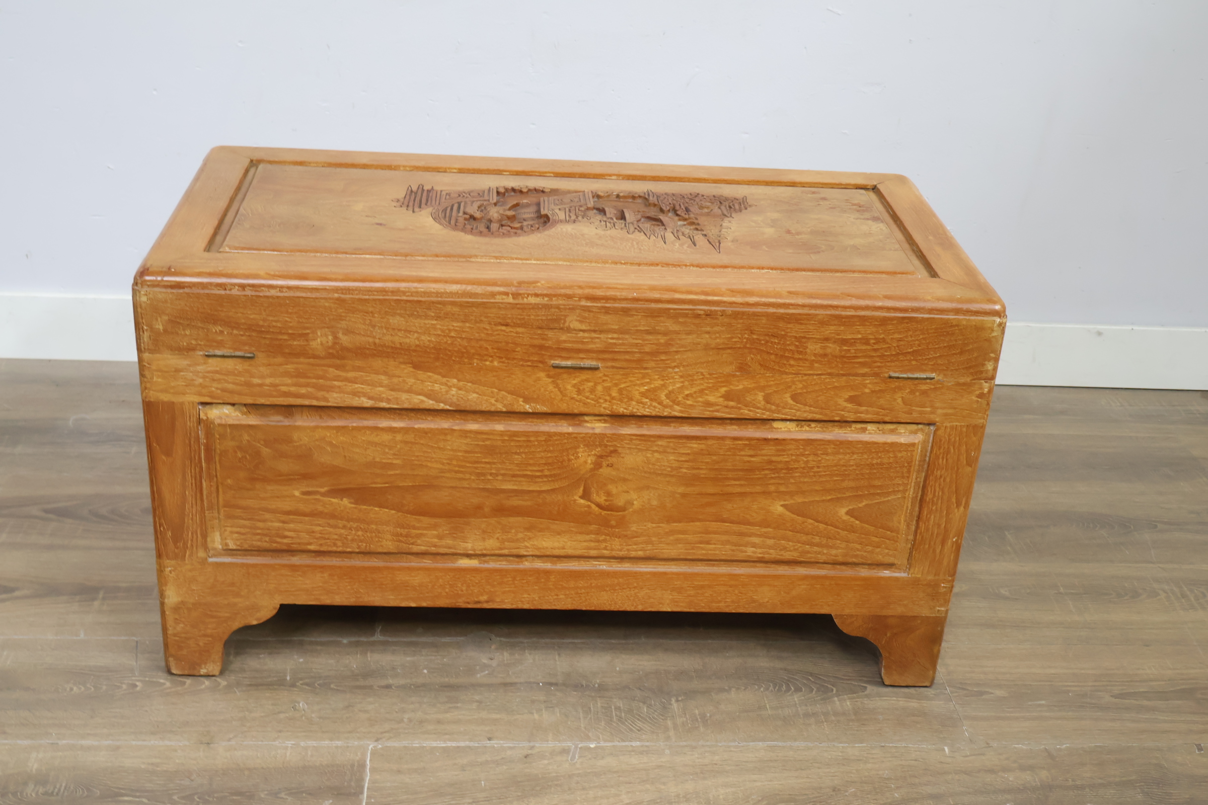 Houten kist met houtsnijwerk en metalen sluiting – foto 6 – kavel bij GSD Auctions, Zoeterwoude