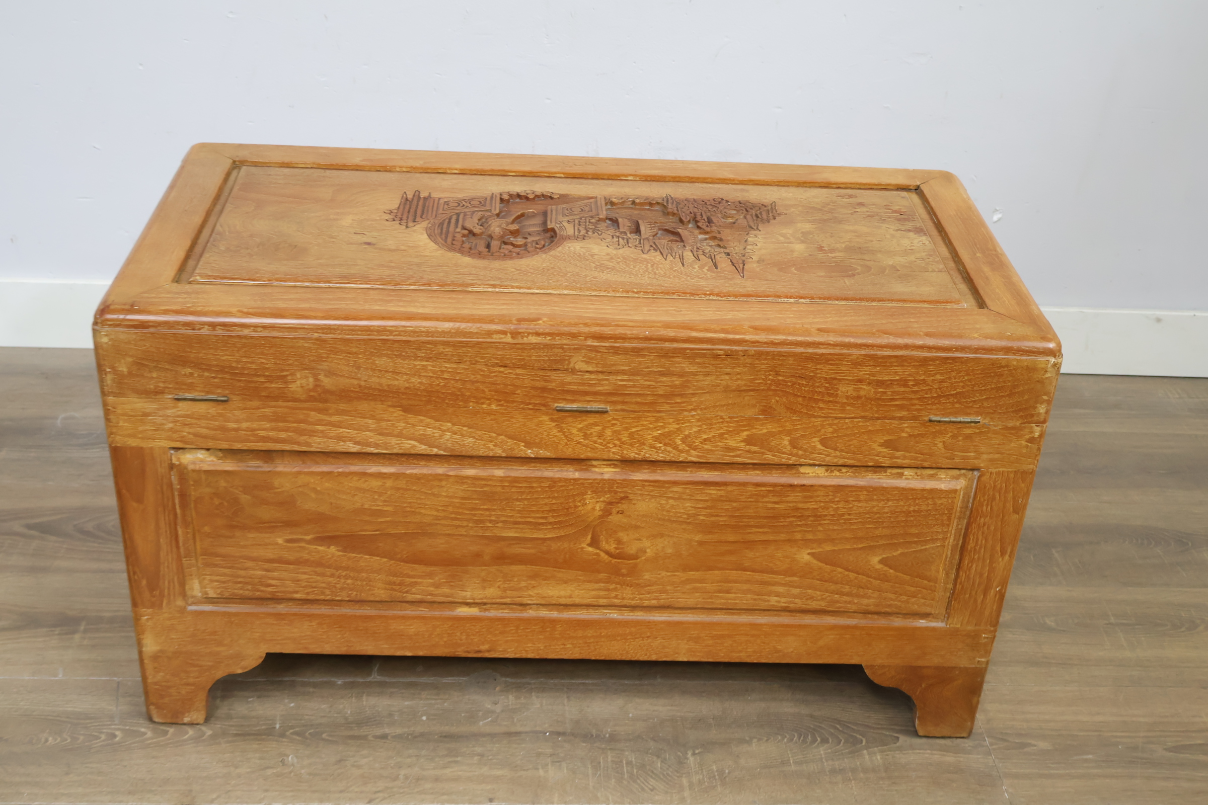 Houten kist met houtsnijwerk en metalen sluiting – foto 7 – kavel bij GSD Auctions, Zoeterwoude