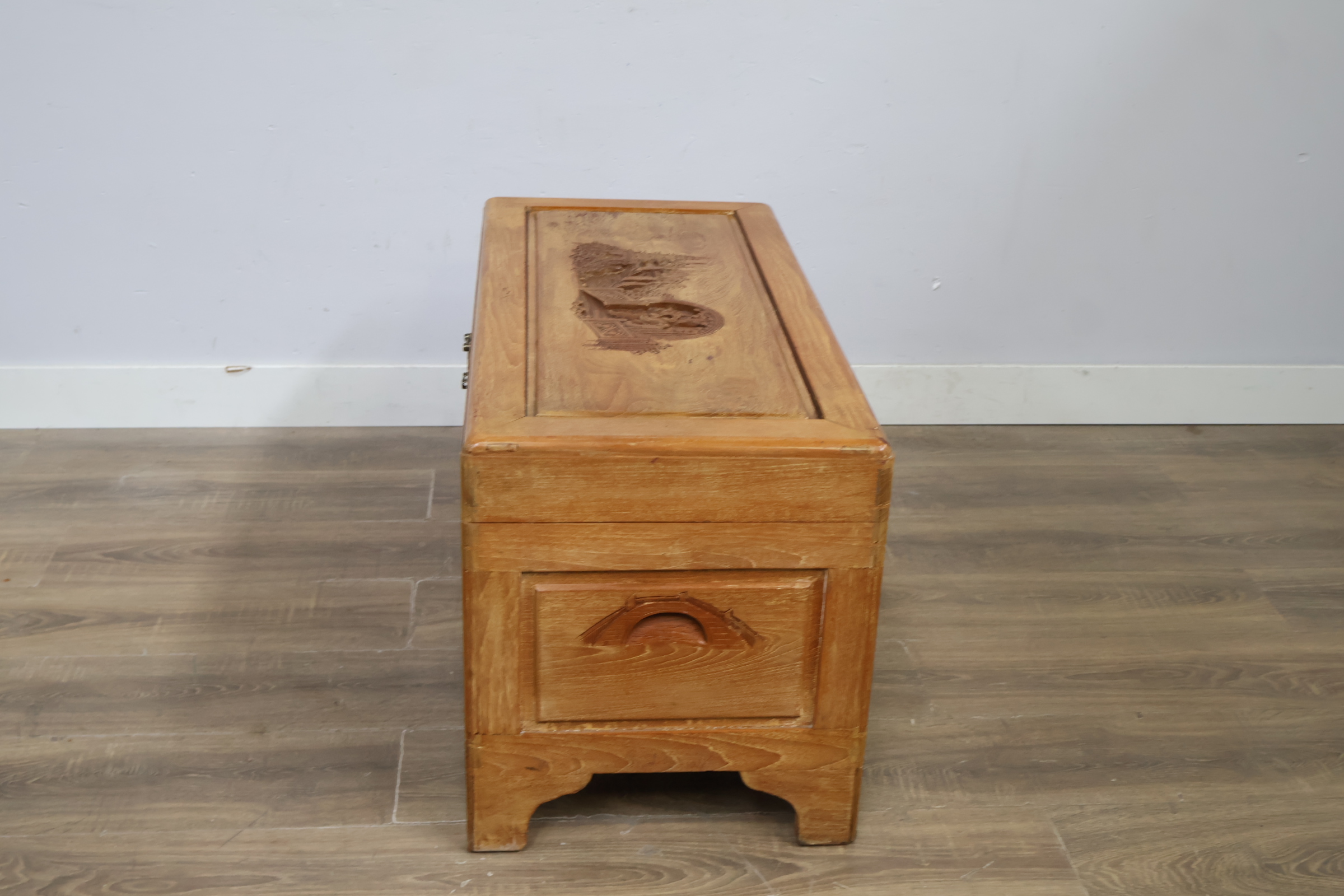 Houten kist met houtsnijwerk en metalen sluiting – foto 8 – kavel bij GSD Auctions, Zoeterwoude