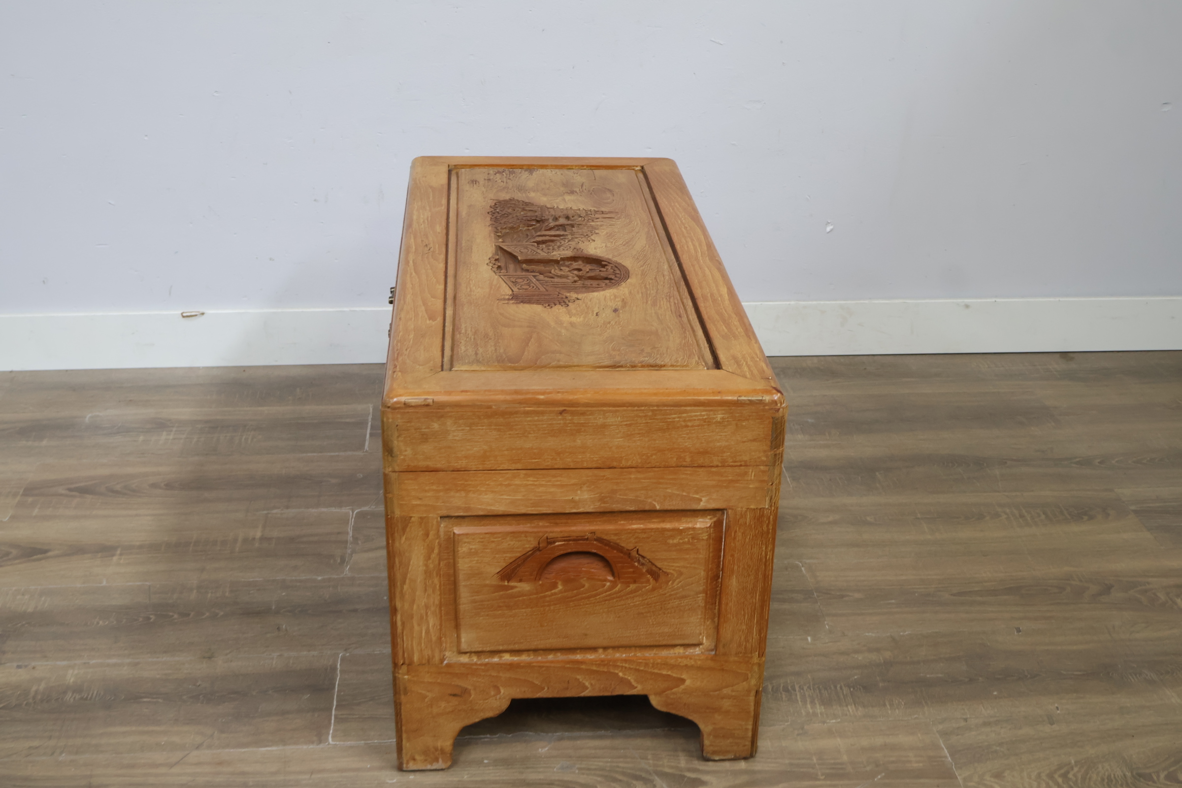 Houten kist met houtsnijwerk en metalen sluiting – foto 9 – kavel bij GSD Auctions, Zoeterwoude