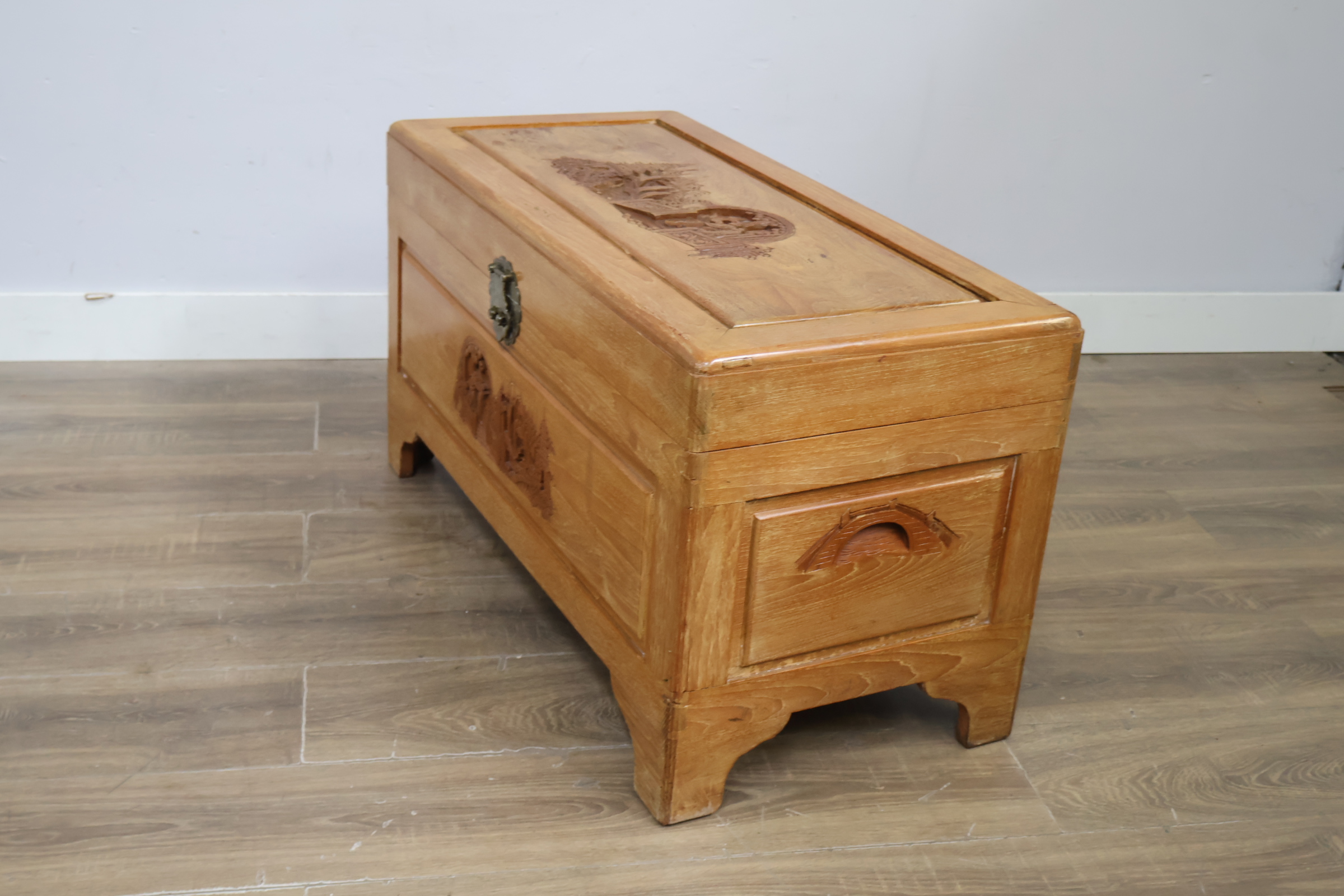 Houten kist met houtsnijwerk en metalen sluiting – foto 10 – kavel bij GSD Auctions, Zoeterwoude