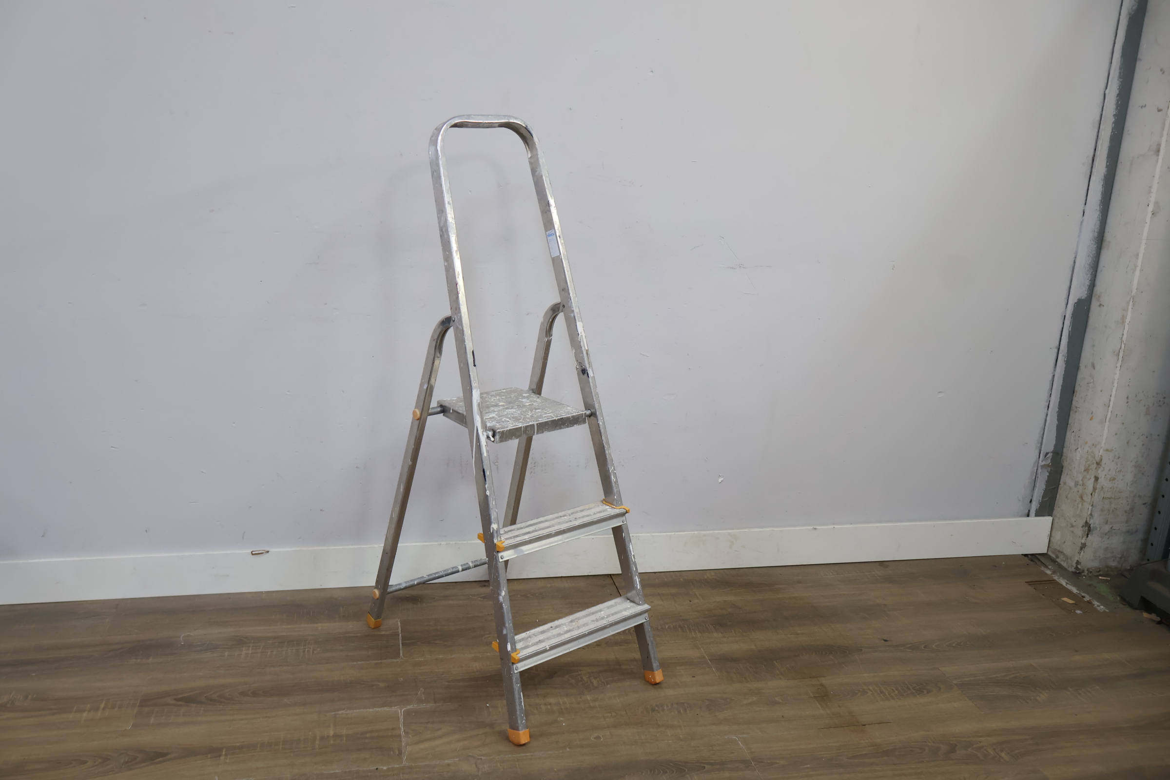 Aluminium vouwladder met drie treden – foto 2 – kavel bij GSD Auctions, Zoeterwoude