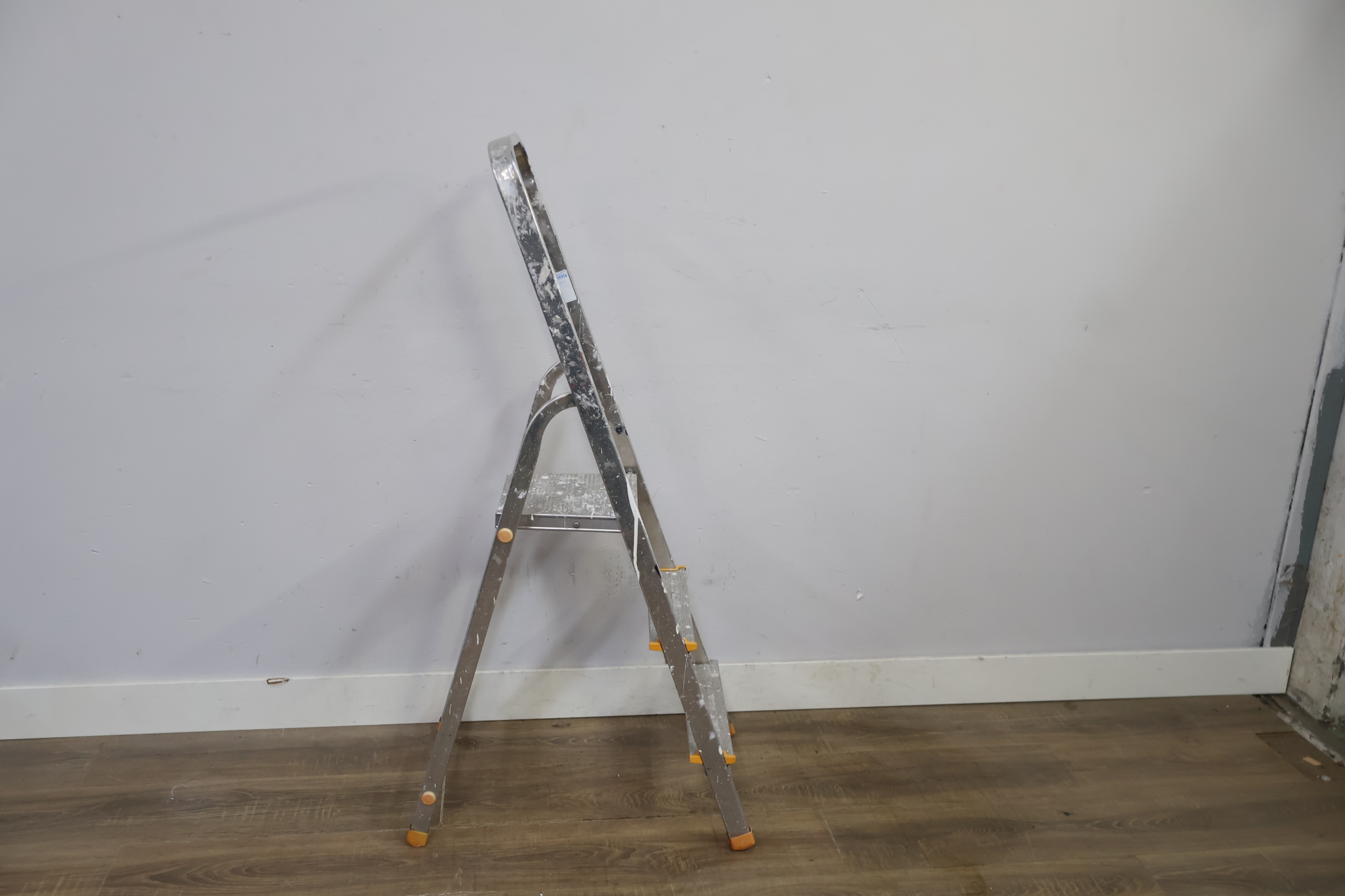 Aluminium vouwladder met drie treden – foto 3 – kavel bij GSD Auctions, Zoeterwoude