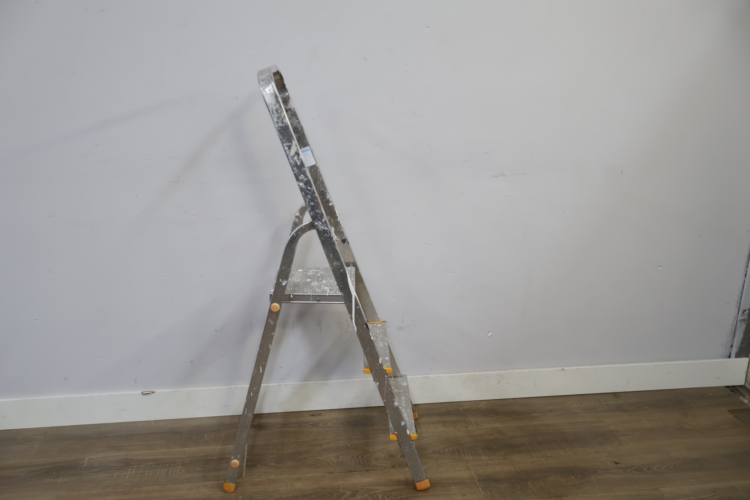 Aluminium vouwladder met drie treden – foto 4 – kavel bij GSD Auctions, Zoeterwoude