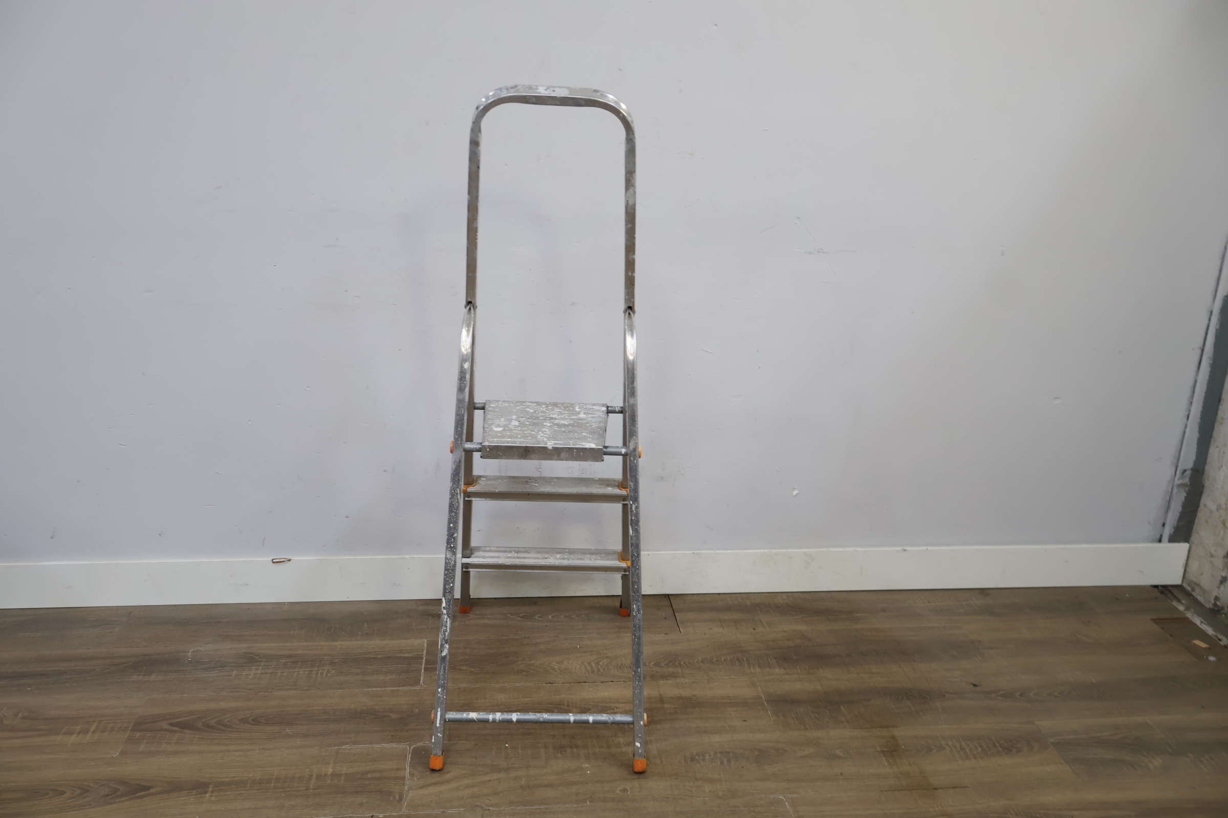 Aluminium vouwladder met drie treden – foto 6 – kavel bij GSD Auctions, Zoeterwoude