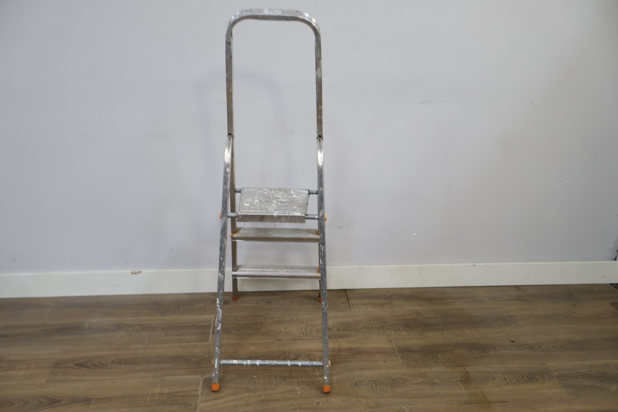 Aluminium vouwladder met drie treden – foto 7 – kavel bij GSD Auctions, Zoeterwoude