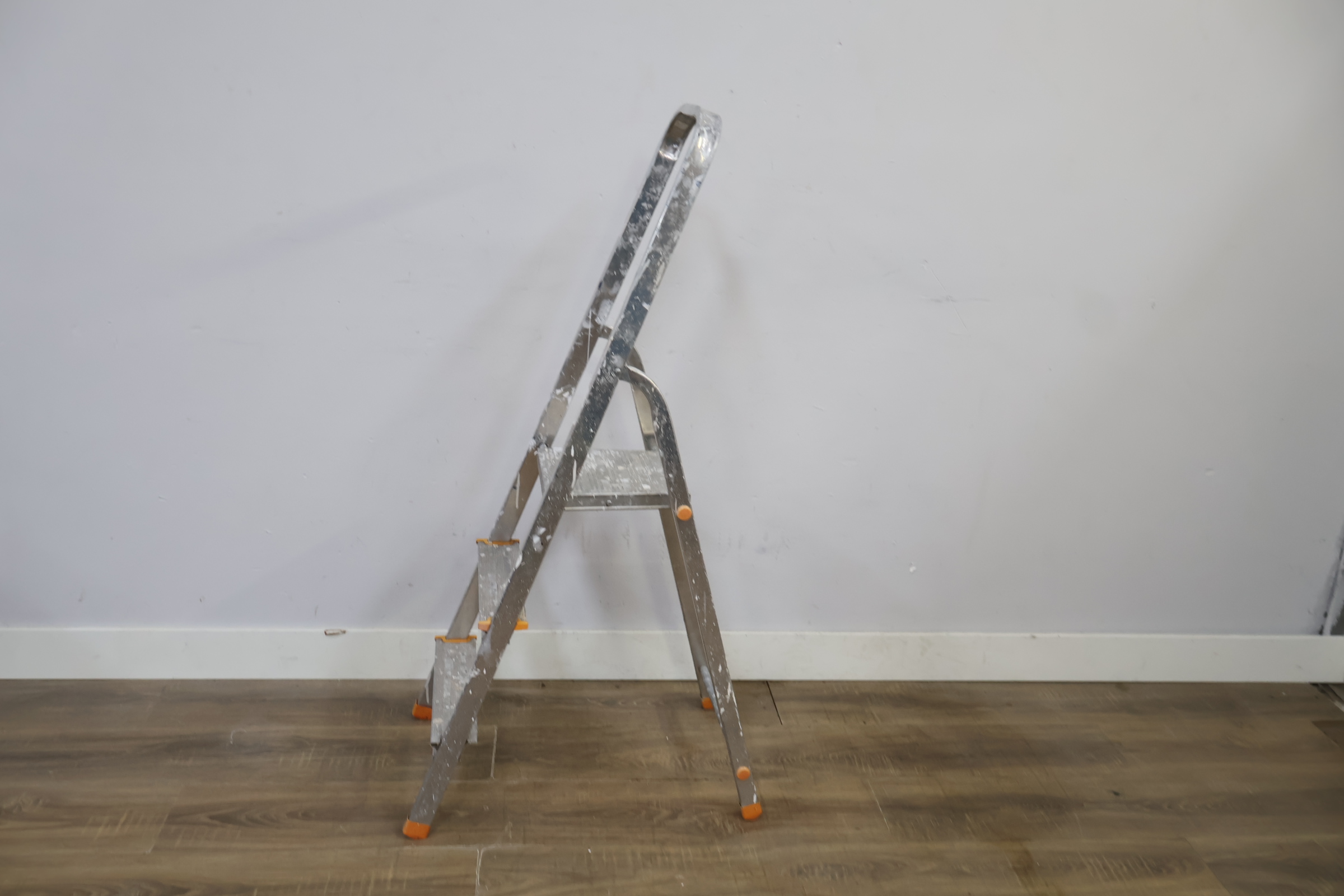 Aluminium vouwladder met drie treden – foto 8 – kavel bij GSD Auctions, Zoeterwoude