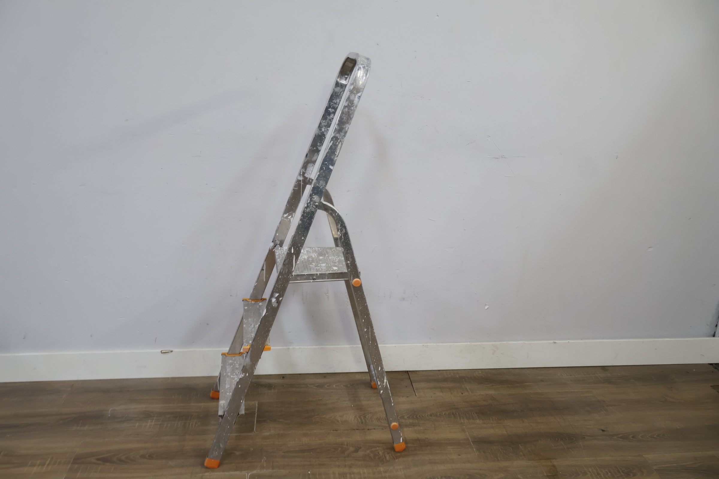 Aluminium vouwladder met drie treden – foto 9 – kavel bij GSD Auctions, Zoeterwoude
