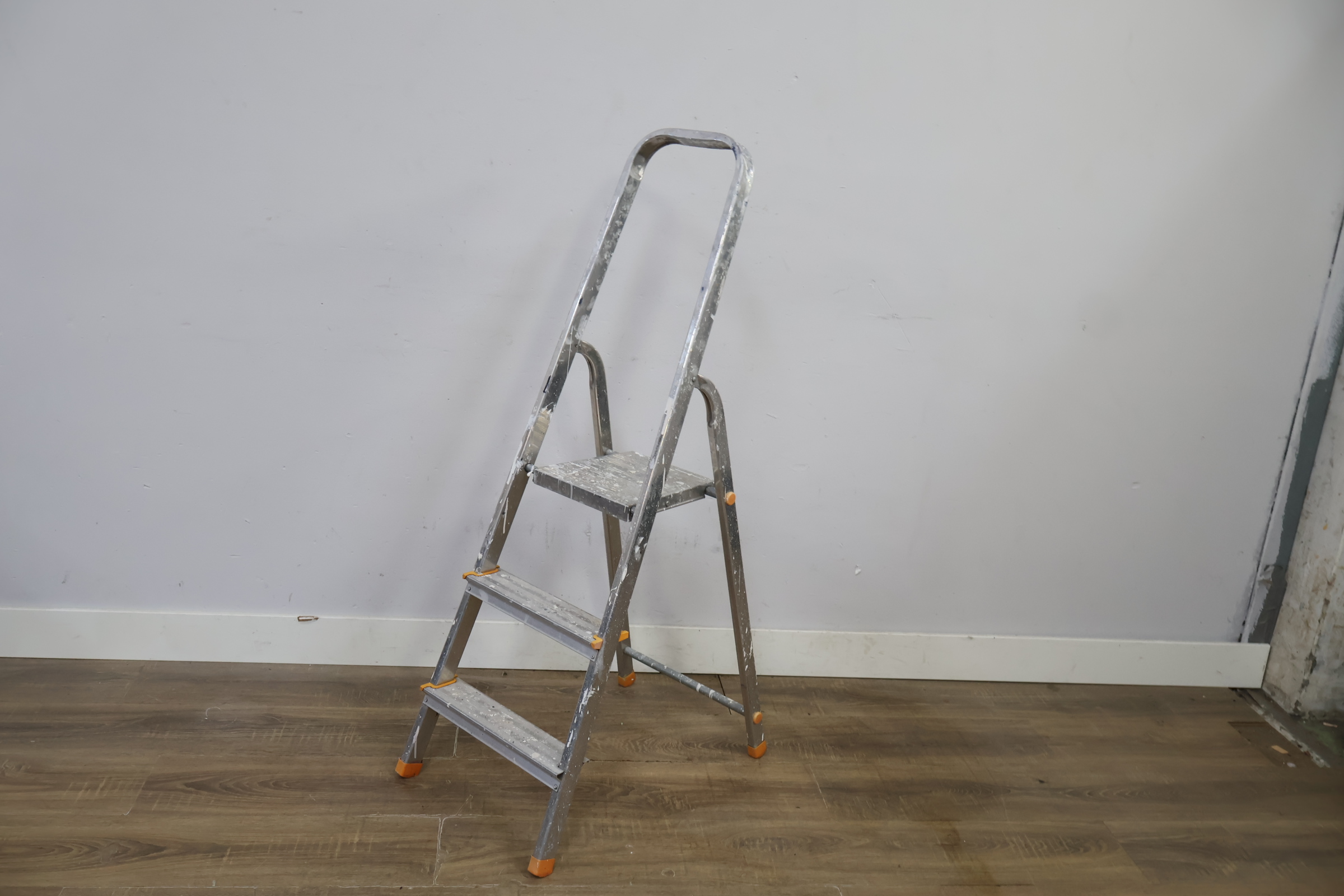 Aluminium vouwladder met drie treden – foto 10 – kavel bij GSD Auctions, Zoeterwoude
