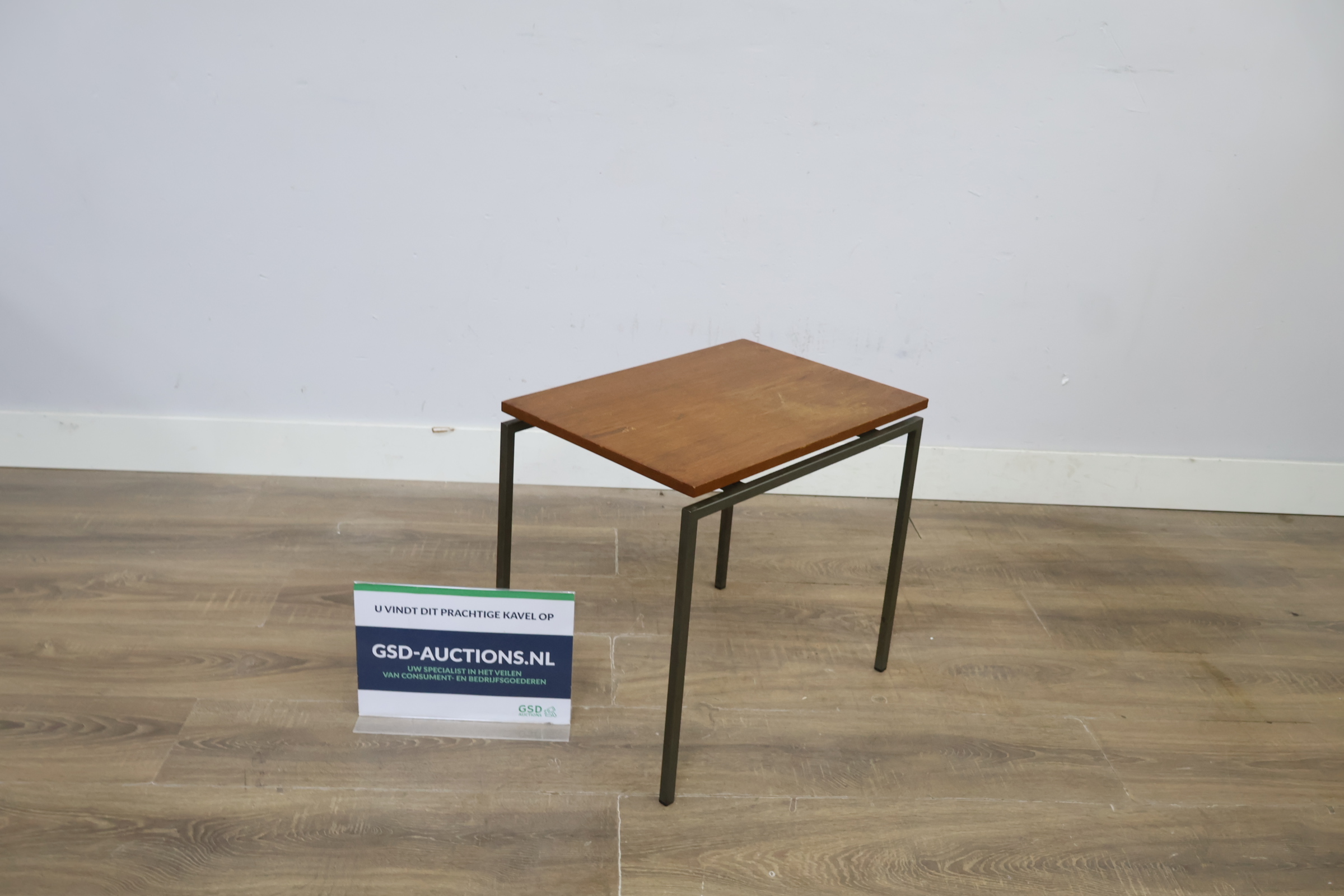 Vierkante houten bijzettafel met metalen frame – kavel bij GSD Auctions, Zoeterwoude