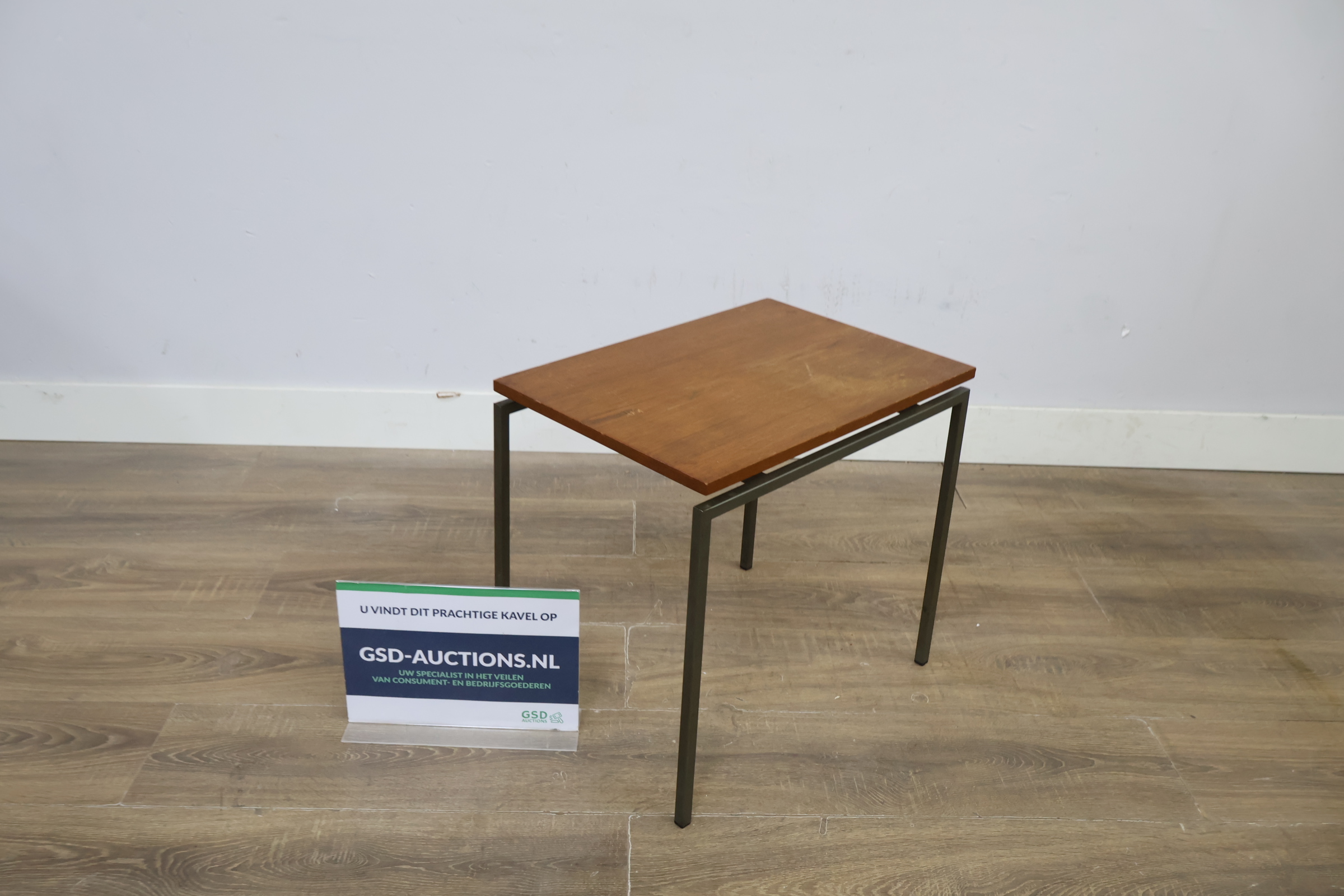 Vierkante houten bijzettafel met metalen frame – foto 2 – kavel bij GSD Auctions, Zoeterwoude
