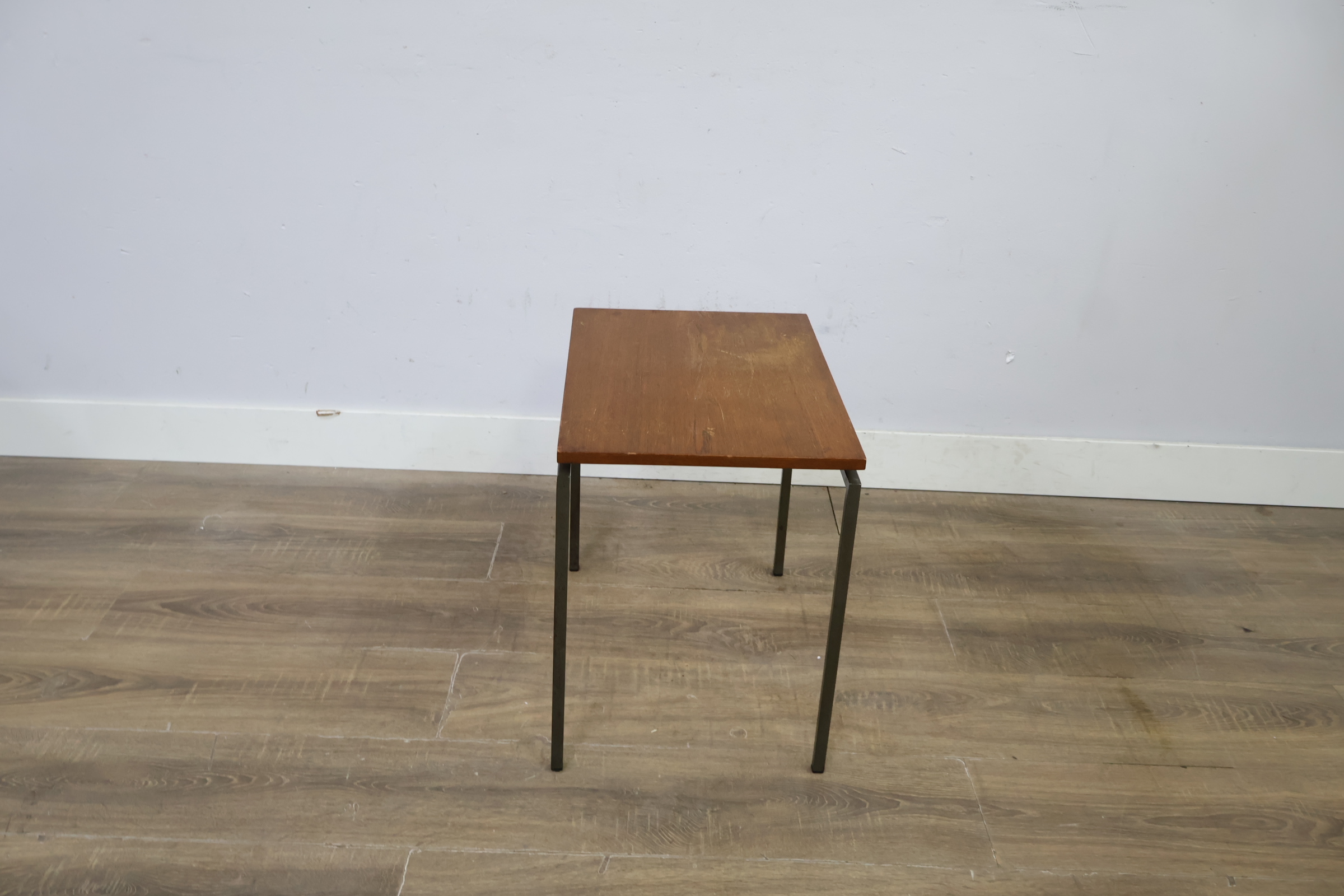 Vierkante houten bijzettafel met metalen frame – foto 3 – kavel bij GSD Auctions, Zoeterwoude