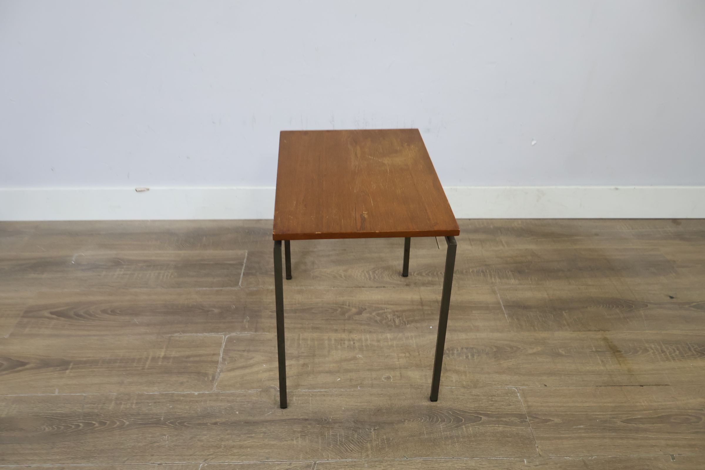 Vierkante houten bijzettafel met metalen frame – foto 4 – kavel bij GSD Auctions, Zoeterwoude