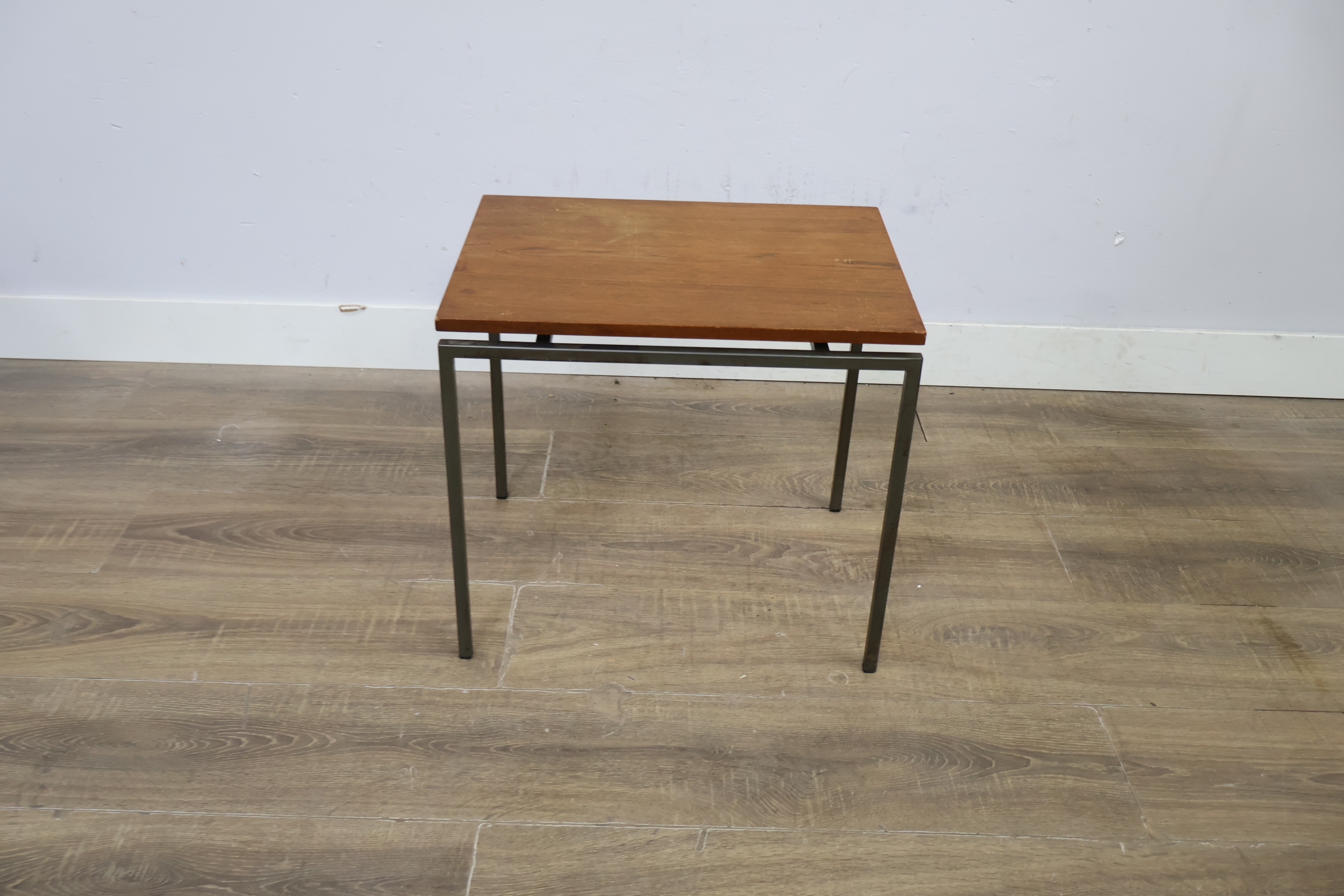 Vierkante houten bijzettafel met metalen frame – foto 5 – kavel bij GSD Auctions, Zoeterwoude
