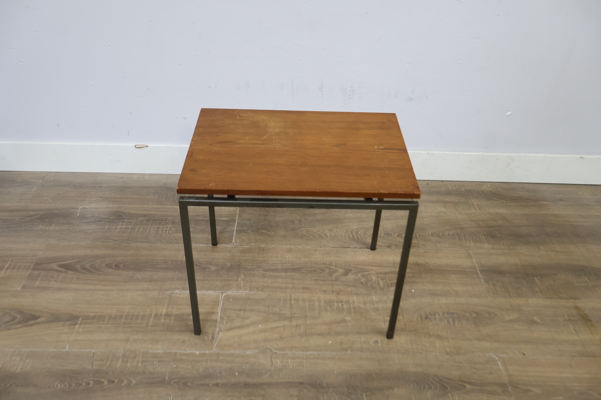 Vierkante houten bijzettafel met metalen frame – foto 6 – kavel bij GSD Auctions, Zoeterwoude