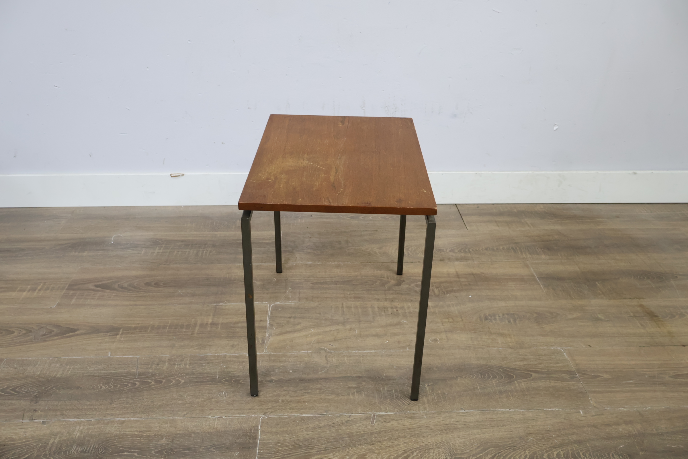 Vierkante houten bijzettafel met metalen frame – foto 7 – kavel bij GSD Auctions, Zoeterwoude