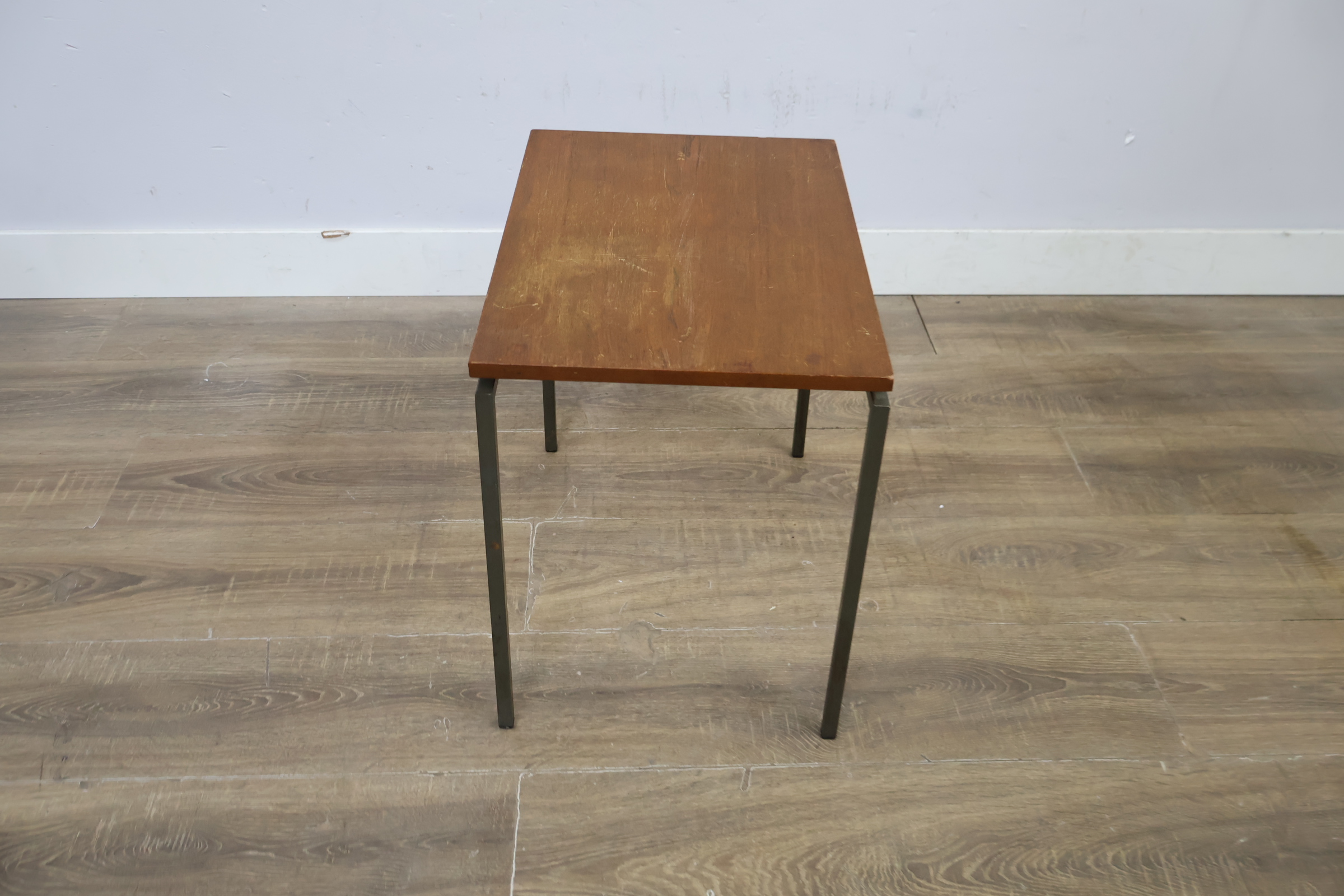 Vierkante houten bijzettafel met metalen frame – foto 8 – kavel bij GSD Auctions, Zoeterwoude