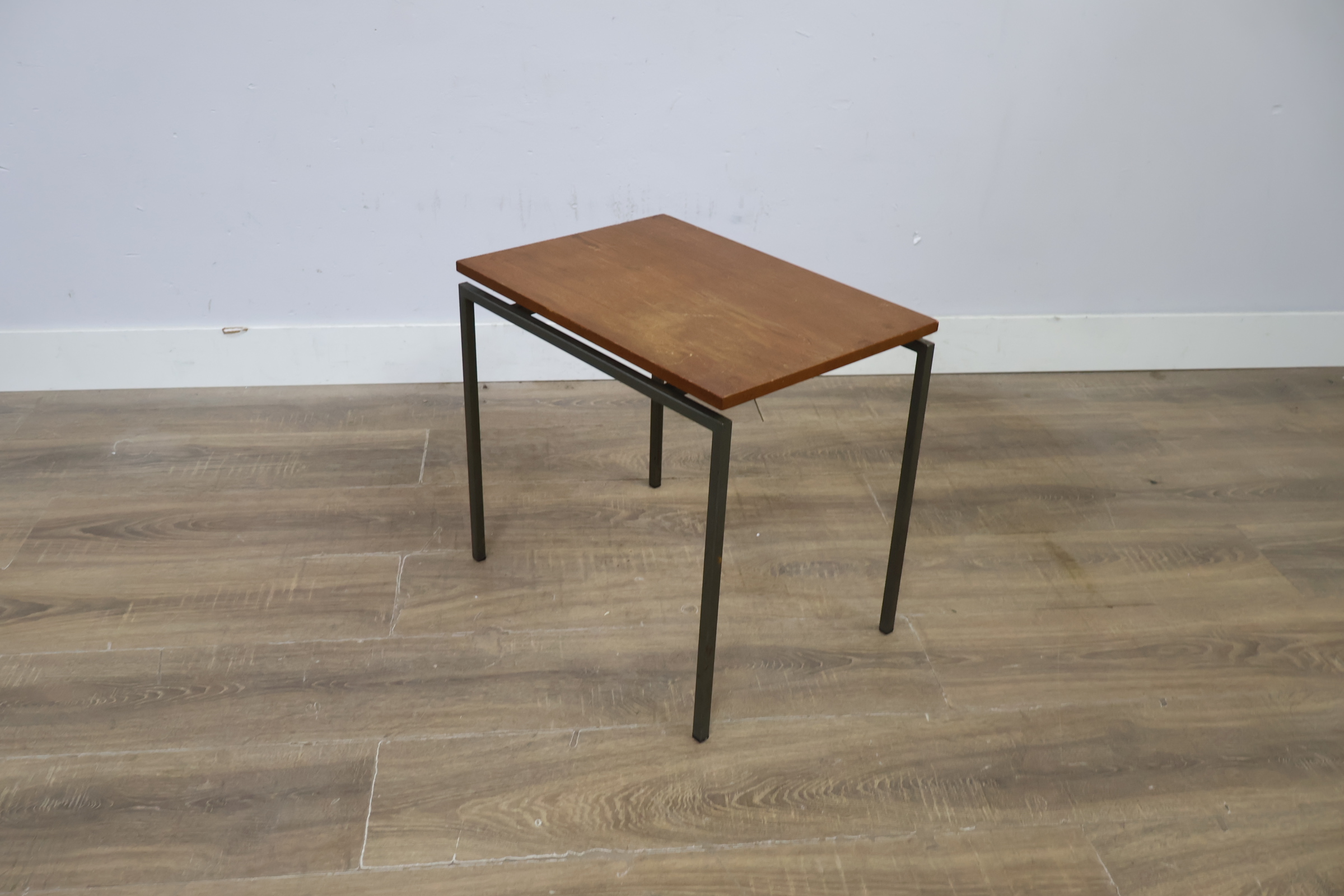 Vierkante houten bijzettafel met metalen frame – foto 9 – kavel bij GSD Auctions, Zoeterwoude