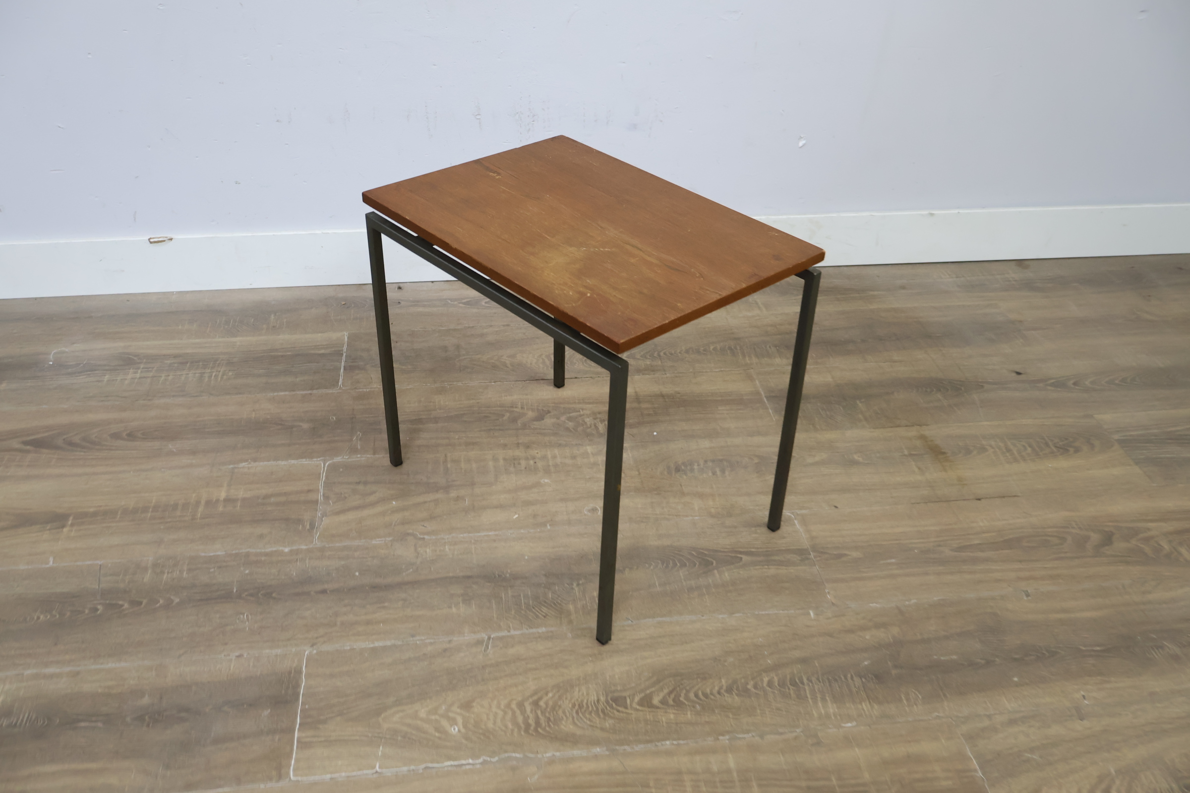 Vierkante houten bijzettafel met metalen frame – foto 10 – kavel bij GSD Auctions, Zoeterwoude