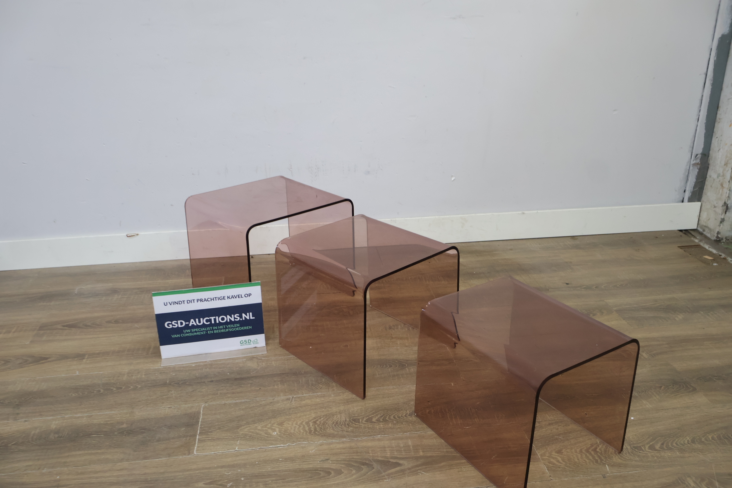 Set van drie bruine acryl bijzettafels – foto 2 – kavel bij GSD Auctions, Zoeterwoude