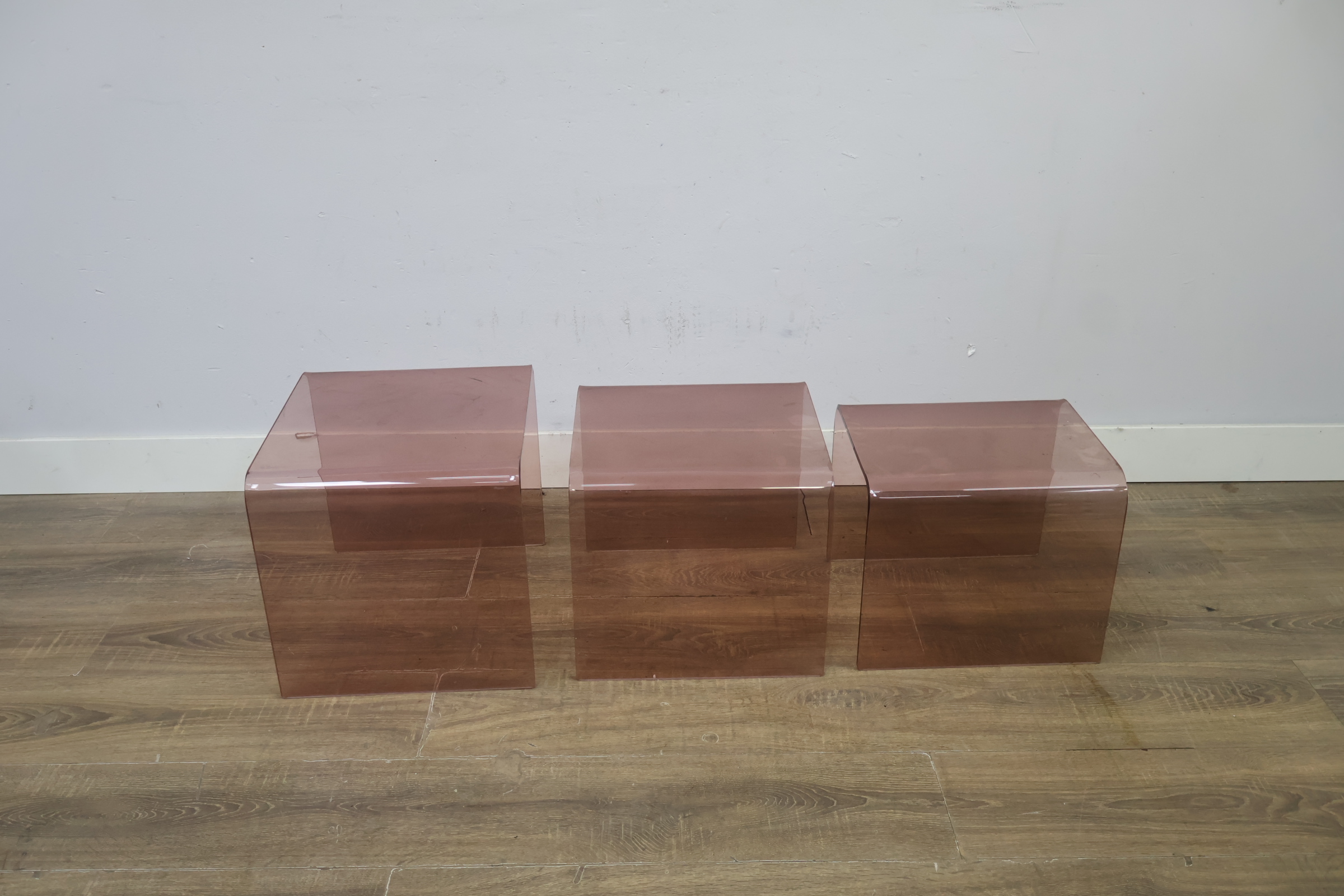 Set van drie bruine acryl bijzettafels – foto 3 – kavel bij GSD Auctions, Zoeterwoude