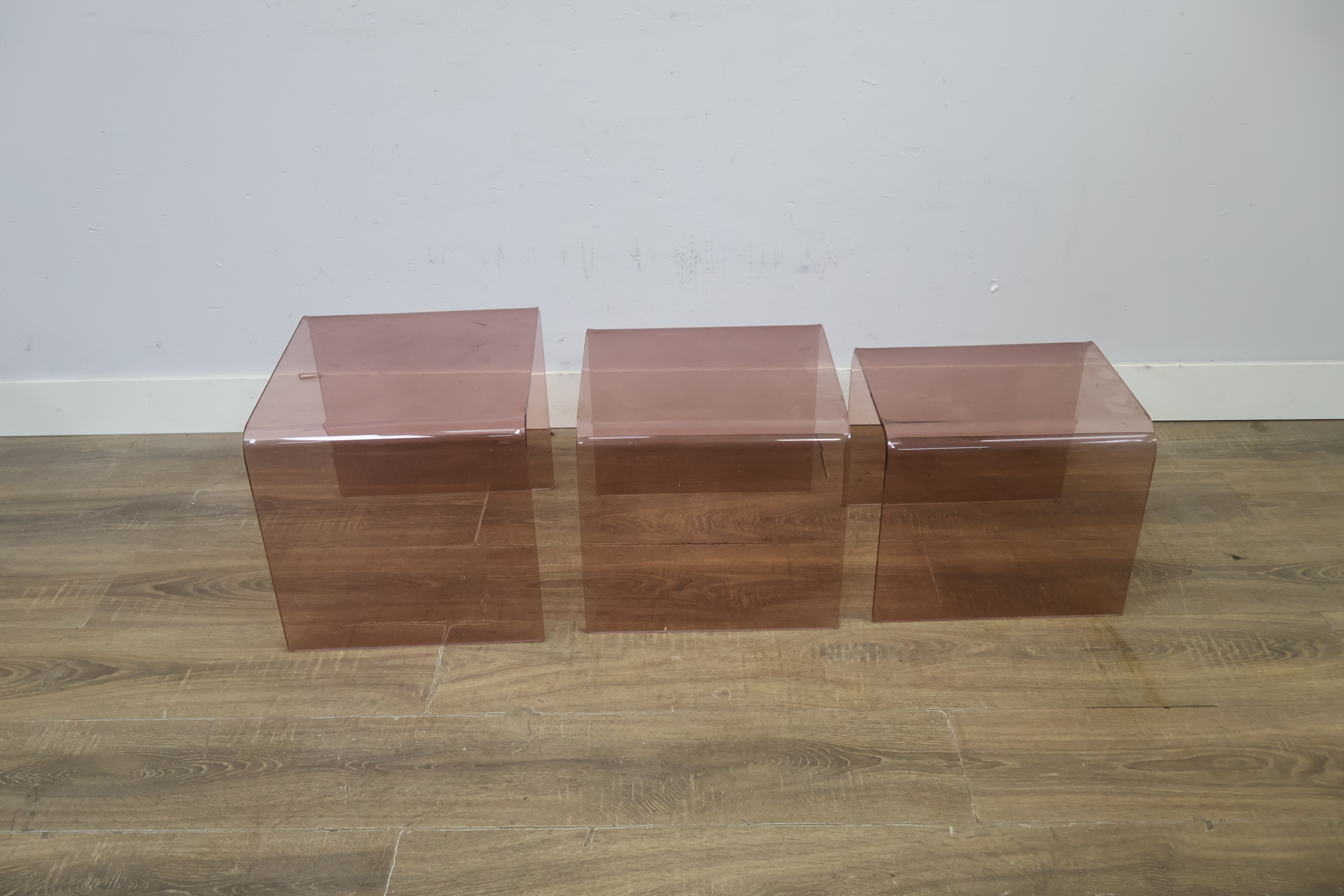 Set van drie bruine acryl bijzettafels – foto 4 – kavel bij GSD Auctions, Zoeterwoude