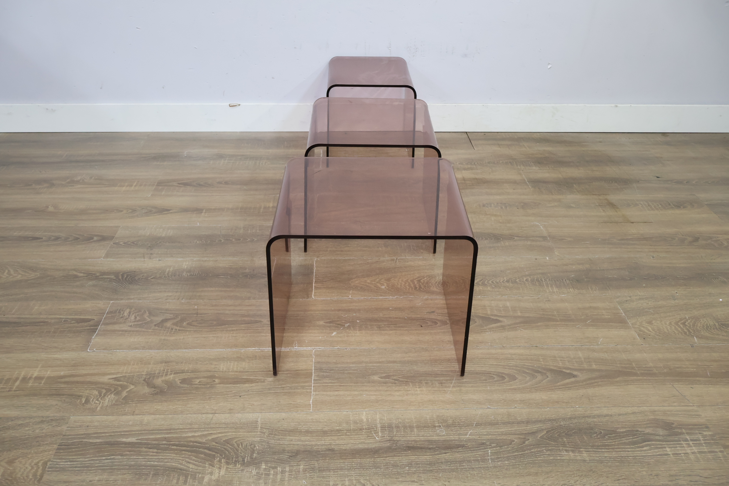 Set van drie bruine acryl bijzettafels – foto 5 – kavel bij GSD Auctions, Zoeterwoude