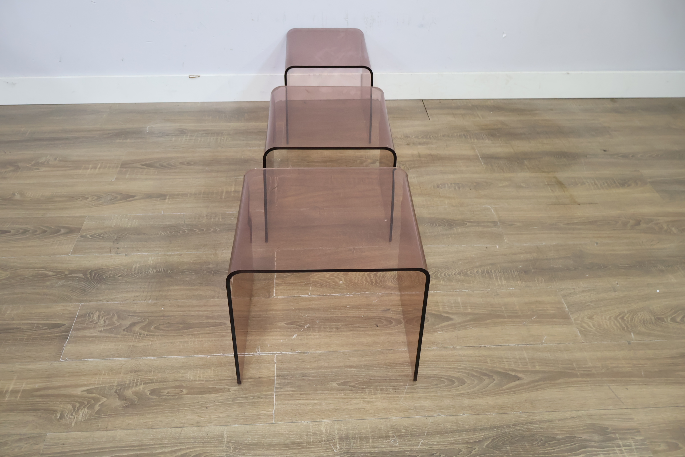 Set van drie bruine acryl bijzettafels – foto 6 – kavel bij GSD Auctions, Zoeterwoude
