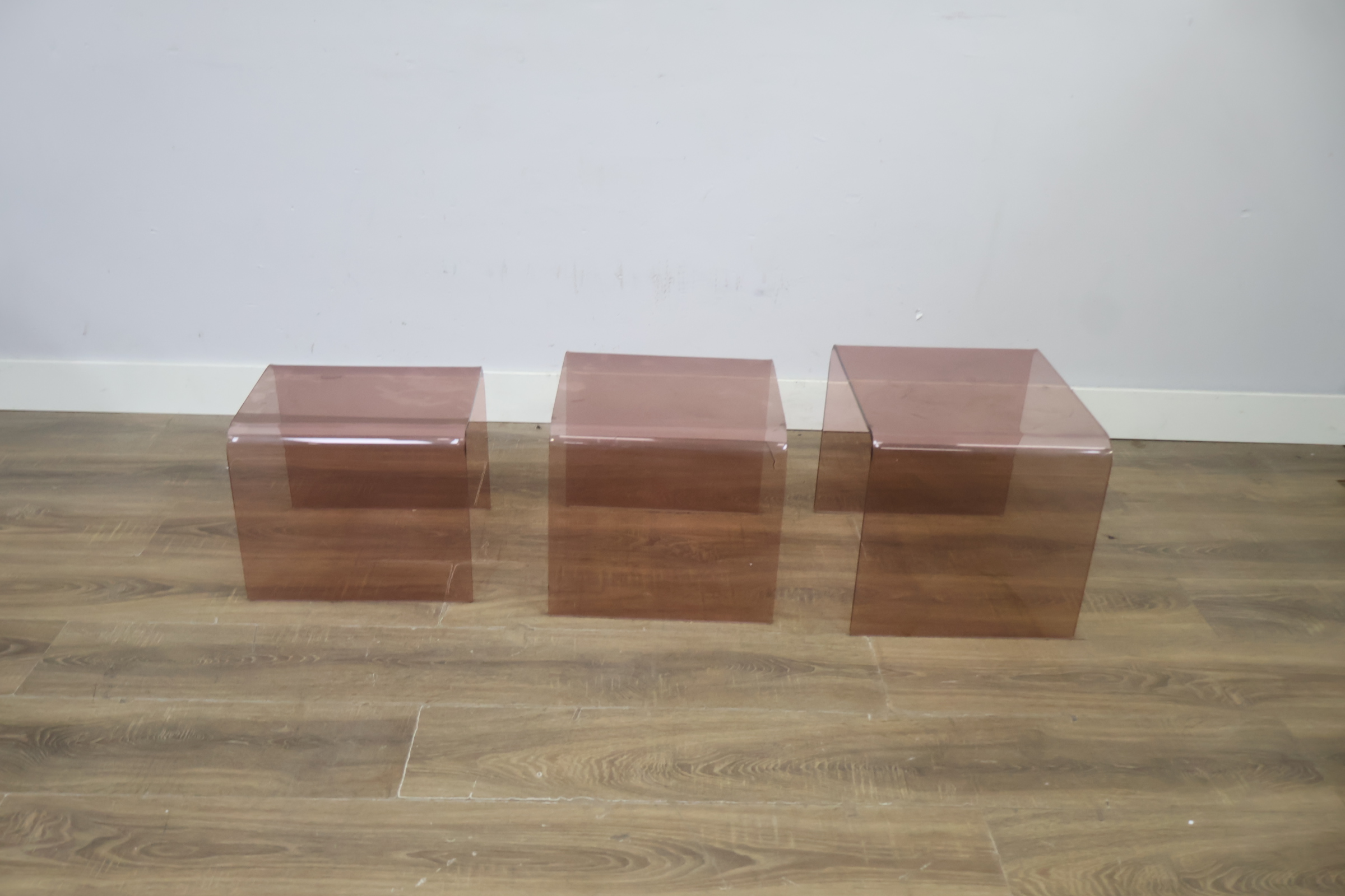Set van drie bruine acryl bijzettafels – foto 7 – kavel bij GSD Auctions, Zoeterwoude