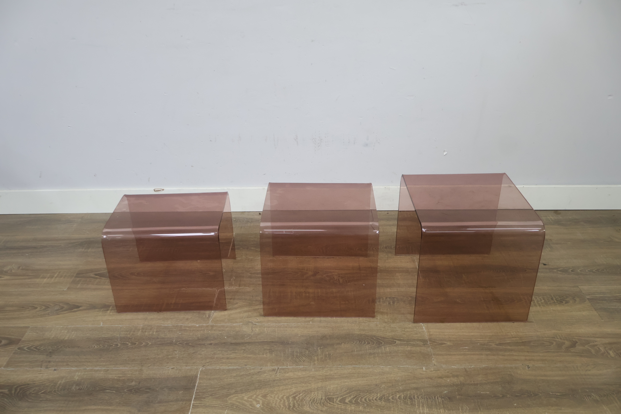 Set van drie bruine acryl bijzettafels – foto 8 – kavel bij GSD Auctions, Zoeterwoude
