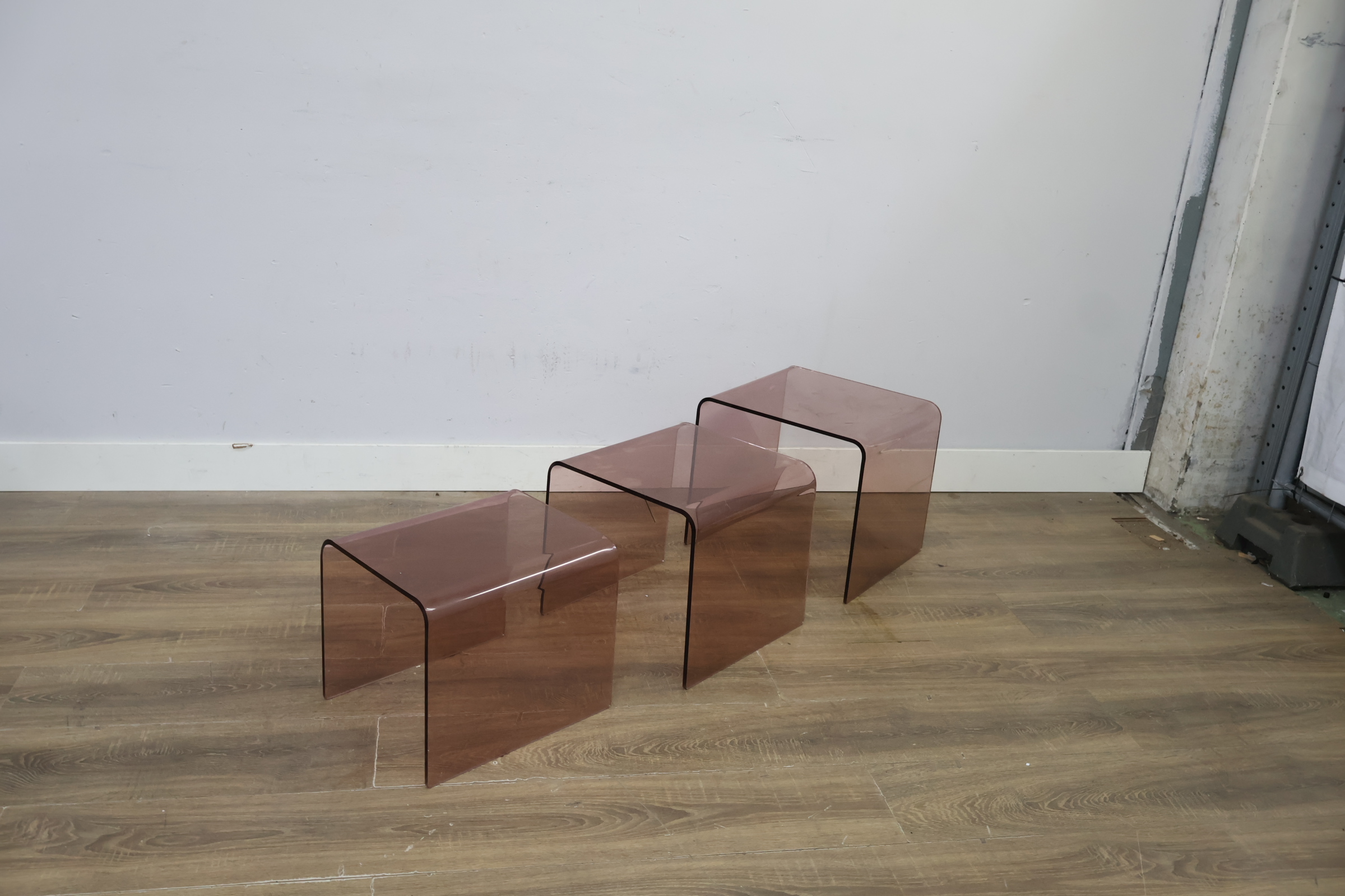 Set van drie bruine acryl bijzettafels – foto 9 – kavel bij GSD Auctions, Zoeterwoude