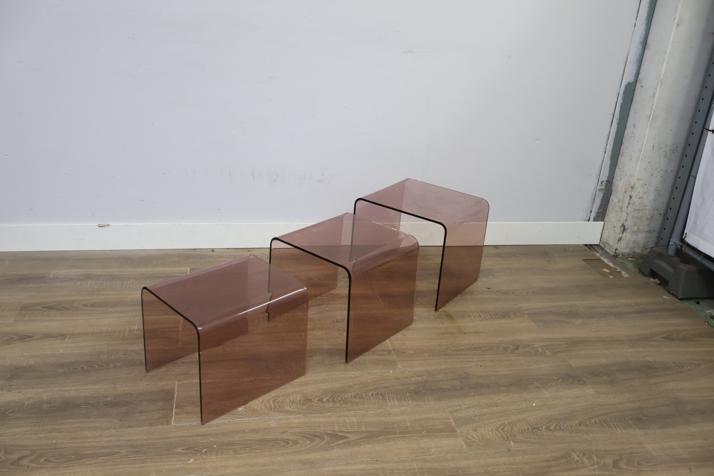 Set van drie bruine acryl bijzettafels – foto 10 – kavel bij GSD Auctions, Zoeterwoude
