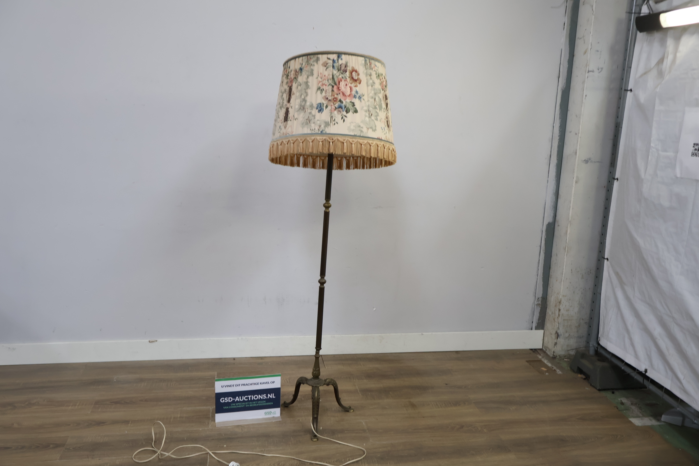 Staande lamp met bloemenlampenkap – foto 2 – kavel bij GSD Auctions, Zoeterwoude
