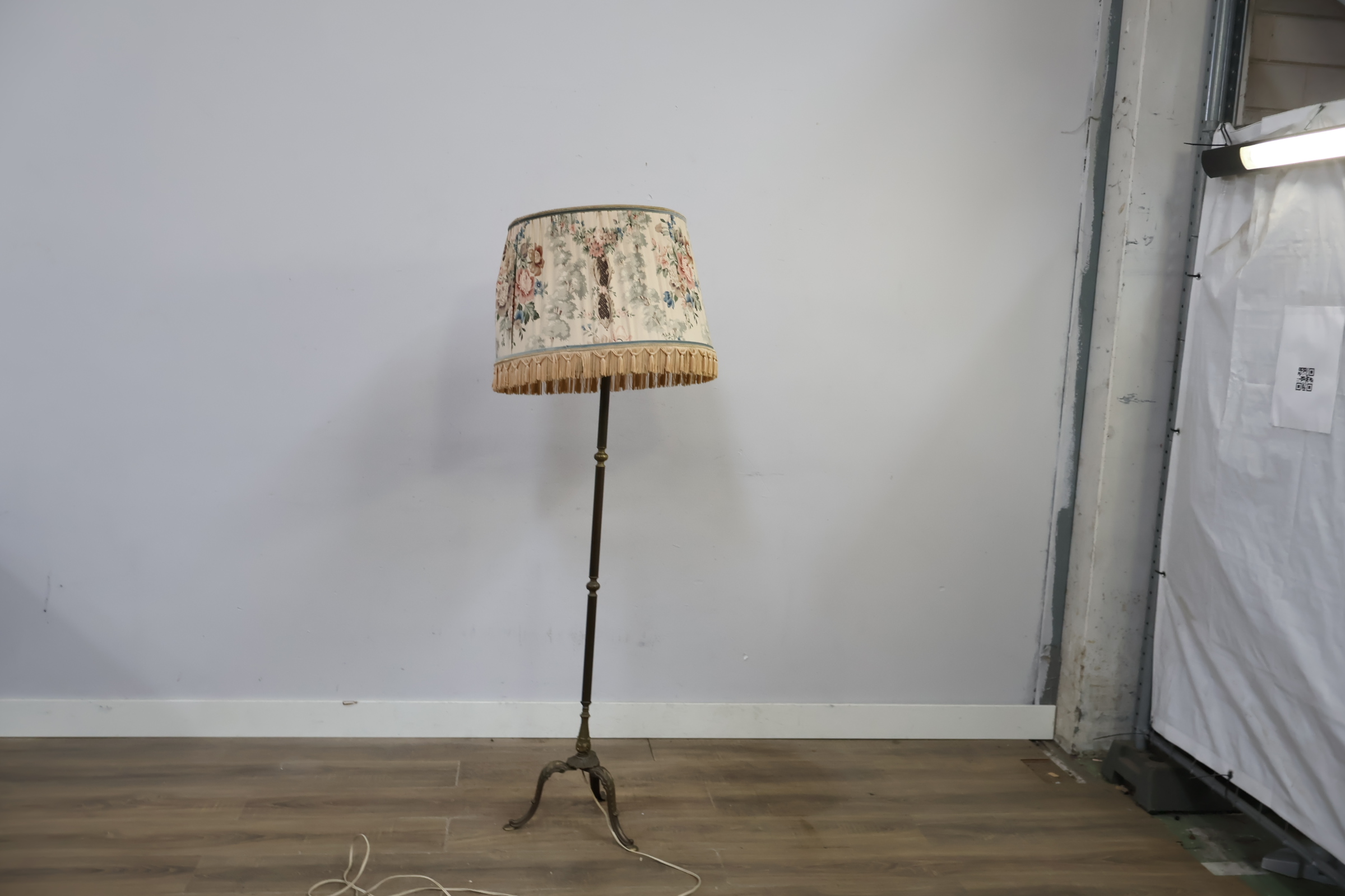 Staande lamp met bloemenlampenkap – foto 3 – kavel bij GSD Auctions, Zoeterwoude